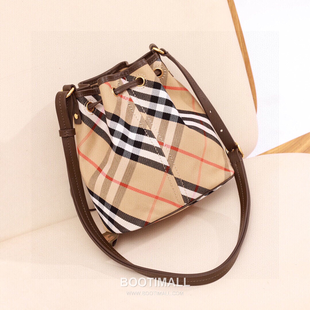 Burberry Lightweight Canvas Crossbody Bucket Bag with Adjustable Strap Detail 버버리 경량 캔버스 크로스바디 버킷백 조절 스트랩 056155 17.5cm 8