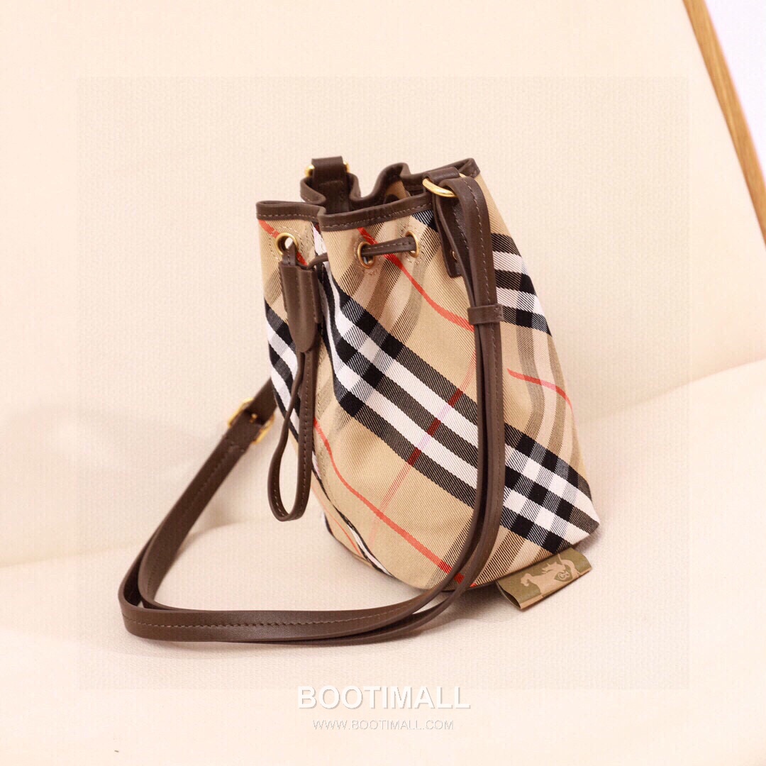 Burberry Lightweight Canvas Crossbody Bucket Bag with Adjustable Strap Detail 버버리 경량 캔버스 크로스바디 버킷백 조절 스트랩 056155 17.5cm 9