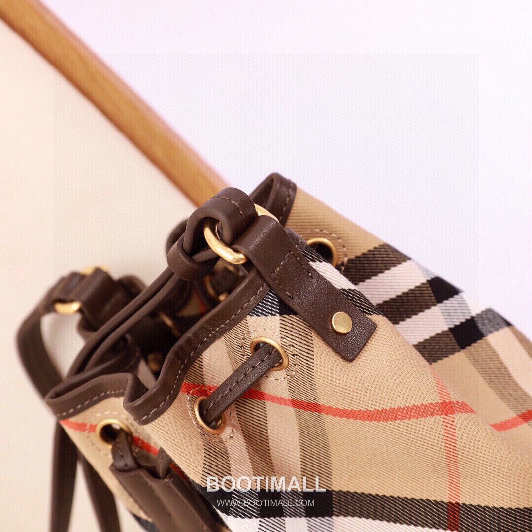 Burberry Lightweight Canvas Crossbody Bucket Bag with Adjustable Strap Detail 버버리 경량 캔버스 크로스바디 버킷백 조절 스트랩 056155 17.5cm 12