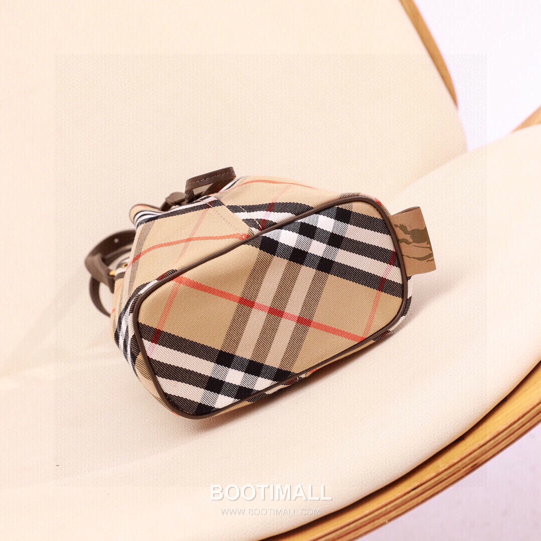 Burberry Lightweight Canvas Crossbody Bucket Bag with Adjustable Strap Detail 버버리 경량 캔버스 크로스바디 버킷백 조절 스트랩 056155 17.5cm 15