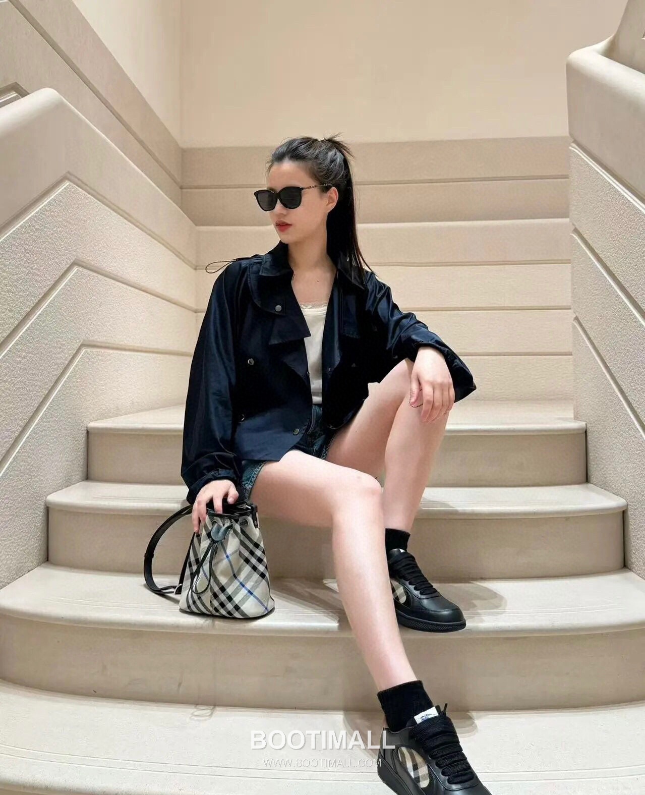 Burberry Lightweight Canvas Crossbody Bucket Bag with Adjustable Strap Detail 버버리 경량 캔버스 크로스바디 버킷백 조절 스트랩 056155 17.5cm 1