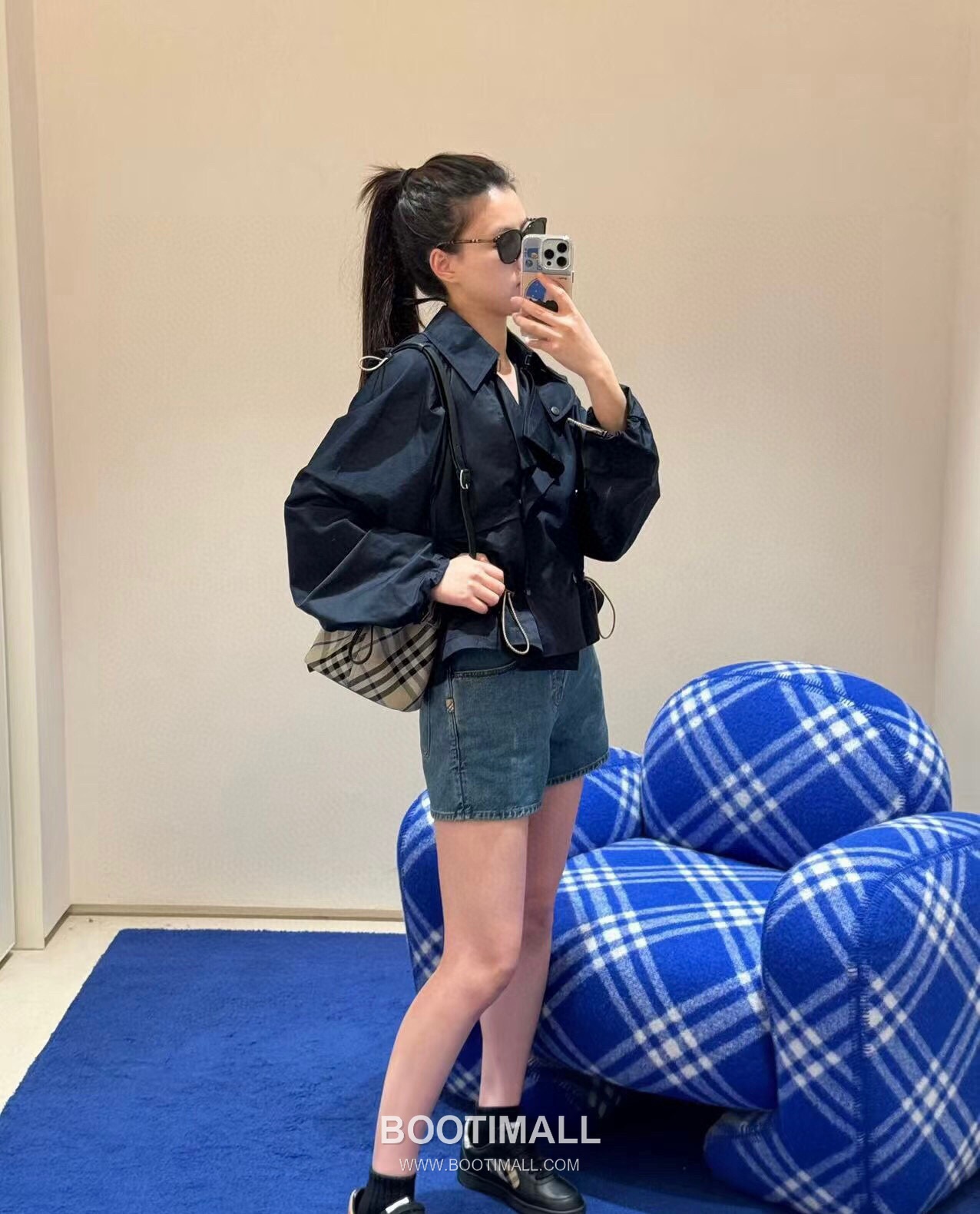 Burberry Lightweight Canvas Crossbody Bucket Bag with Adjustable Strap Detail 버버리 경량 캔버스 크로스바디 버킷백 조절 스트랩 056155 17.5cm 2