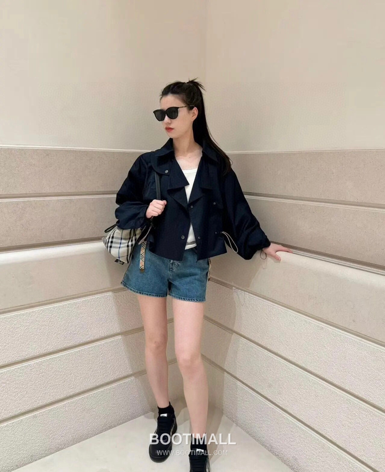 Burberry Lightweight Canvas Crossbody Bucket Bag with Adjustable Strap Detail 버버리 경량 캔버스 크로스바디 버킷백 조절 스트랩 056155 17.5cm 3