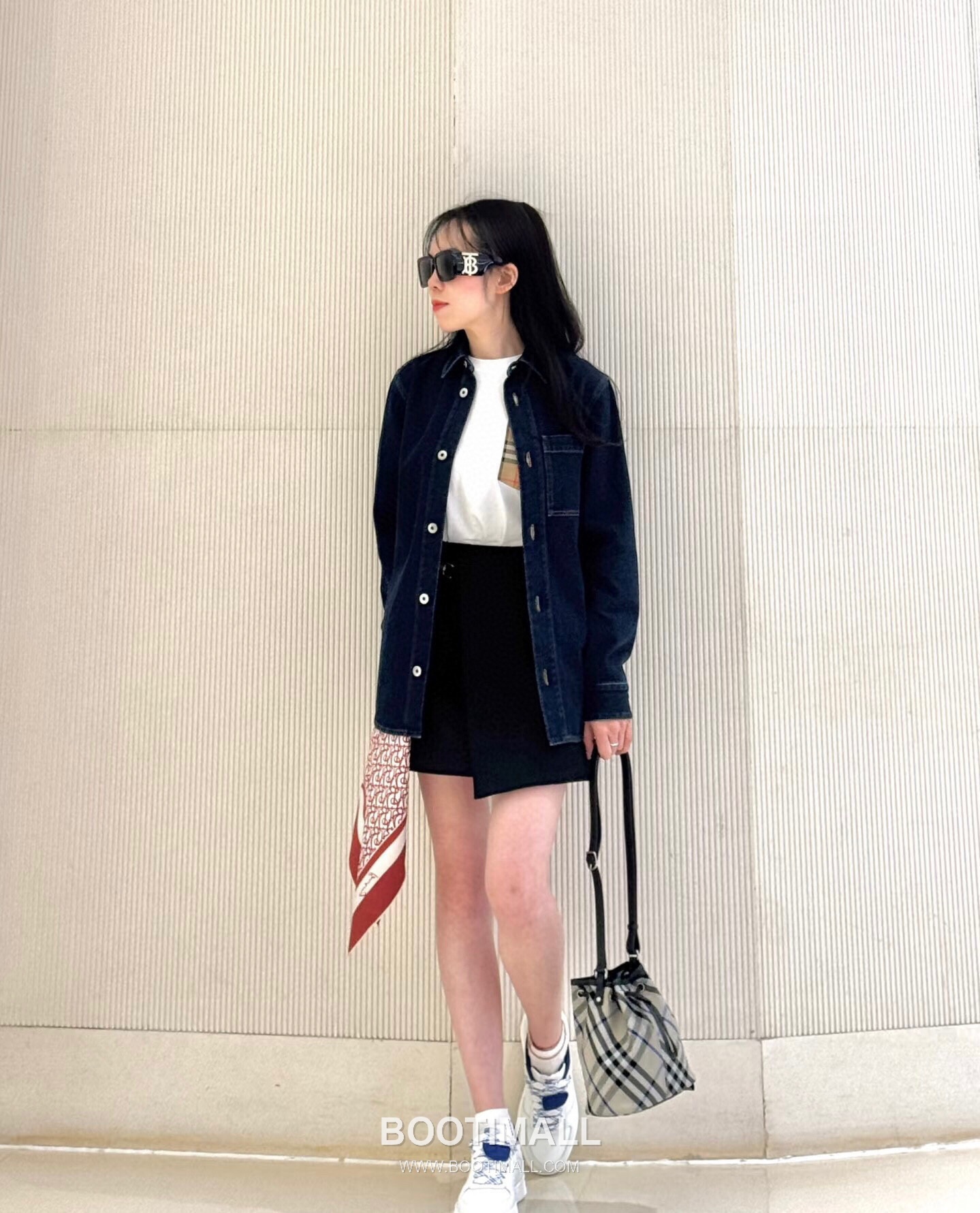 Burberry Lightweight Canvas Crossbody Bucket Bag with Adjustable Strap Detail 버버리 경량 캔버스 크로스바디 버킷백 조절 스트랩 056155 17.5cm 4