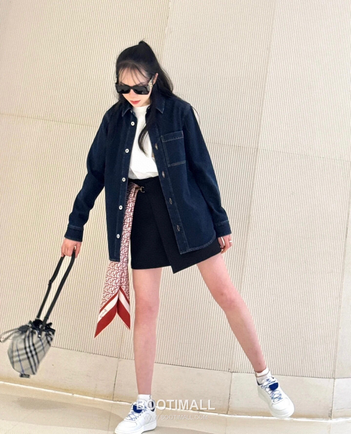 Burberry Lightweight Canvas Crossbody Bucket Bag with Adjustable Strap Detail 버버리 경량 캔버스 크로스바디 버킷백 조절 스트랩 056155 17.5cm 7