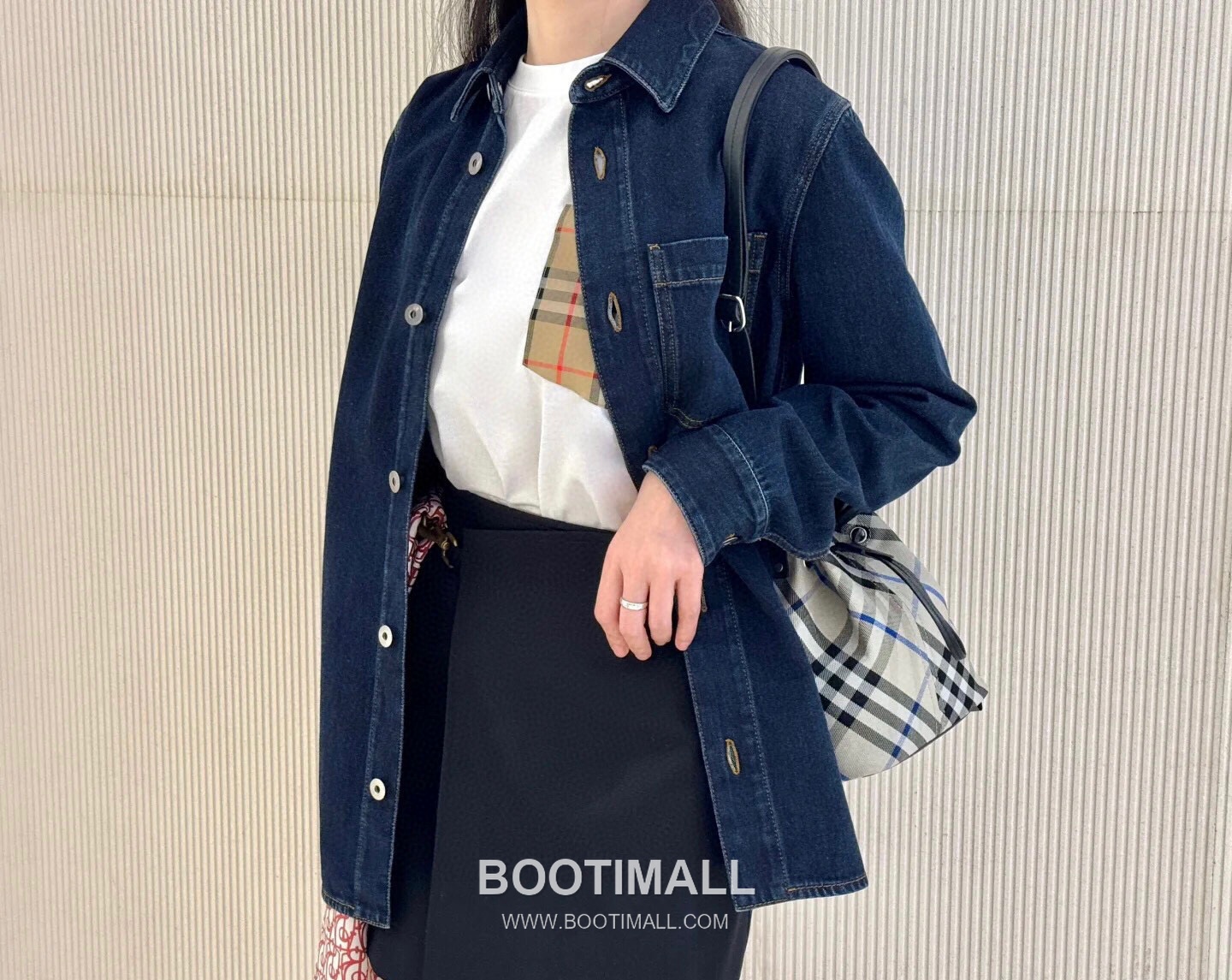 Burberry Lightweight Canvas Crossbody Bucket Bag with Adjustable Strap Detail 버버리 경량 캔버스 크로스바디 버킷백 조절 스트랩 056155 17.5cm 9