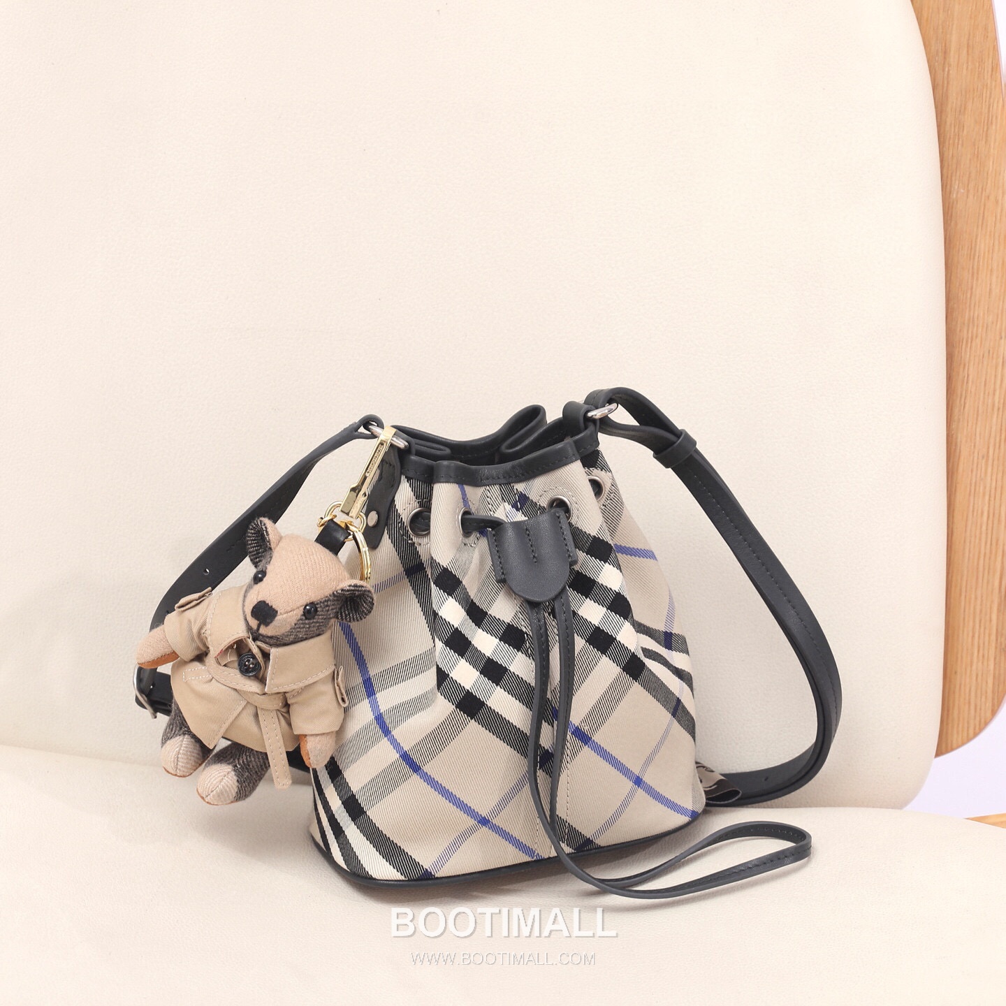 Burberry Lightweight Canvas Crossbody Bucket Bag with Adjustable Strap Detail 버버리 경량 캔버스 크로스바디 버킷백 조절 스트랩 056155 17.5cm 10