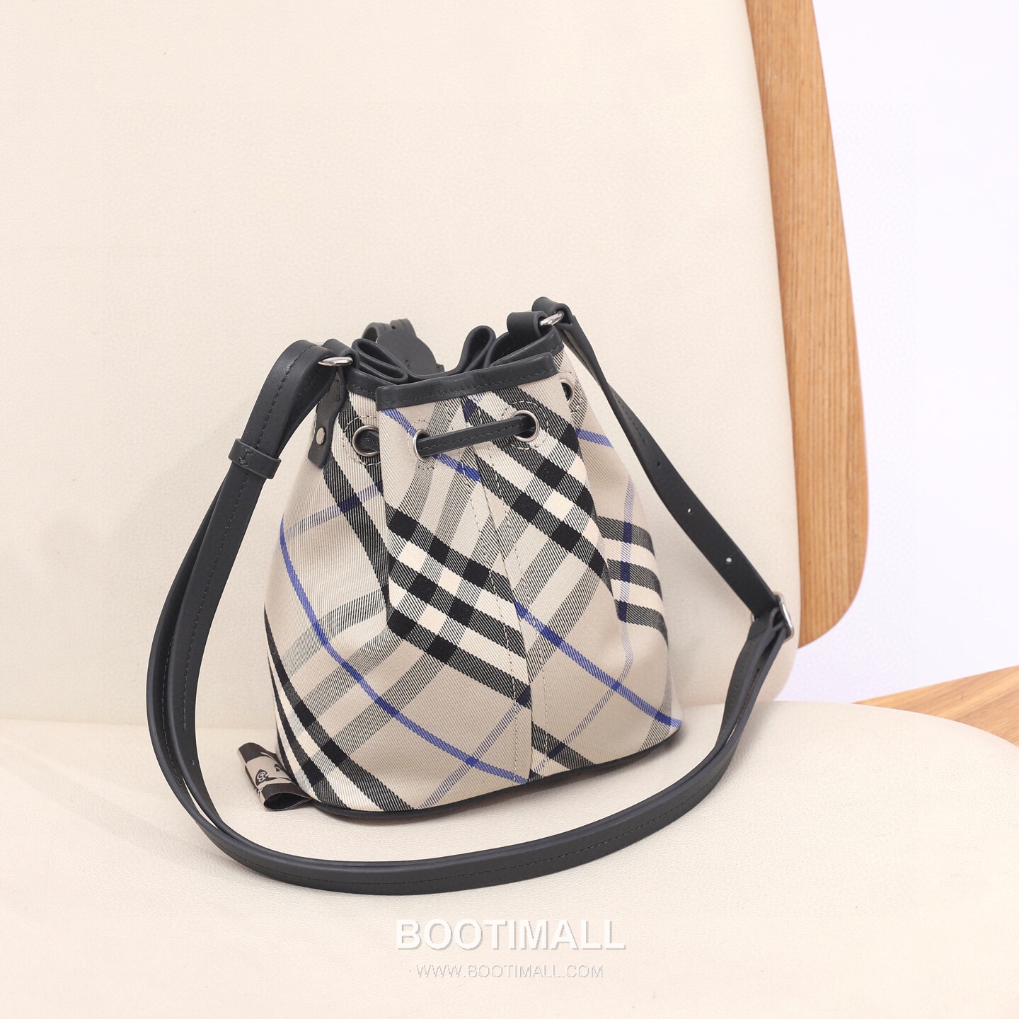 Burberry Lightweight Canvas Crossbody Bucket Bag with Adjustable Strap Detail 버버리 경량 캔버스 크로스바디 버킷백 조절 스트랩 056155 17.5cm 11