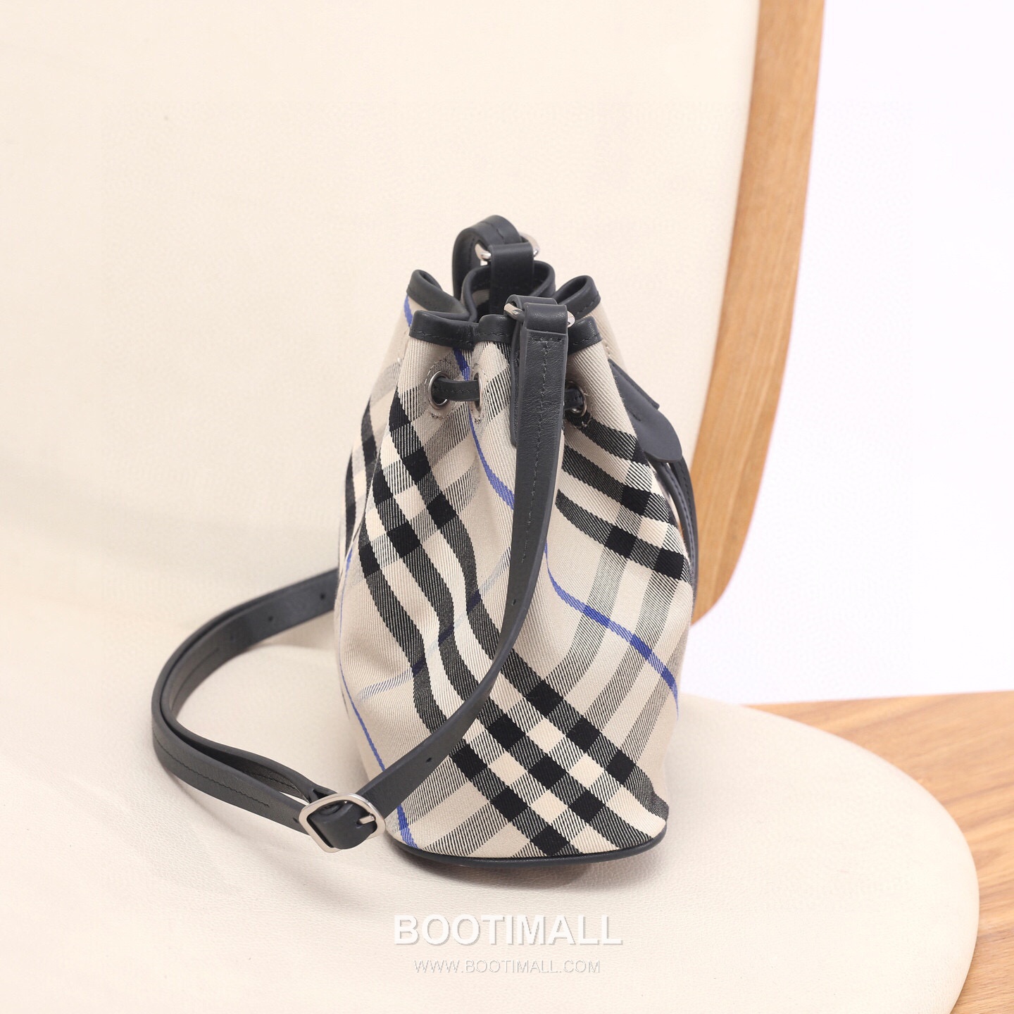 Burberry Lightweight Canvas Crossbody Bucket Bag with Adjustable Strap Detail 버버리 경량 캔버스 크로스바디 버킷백 조절 스트랩 056155 17.5cm 12