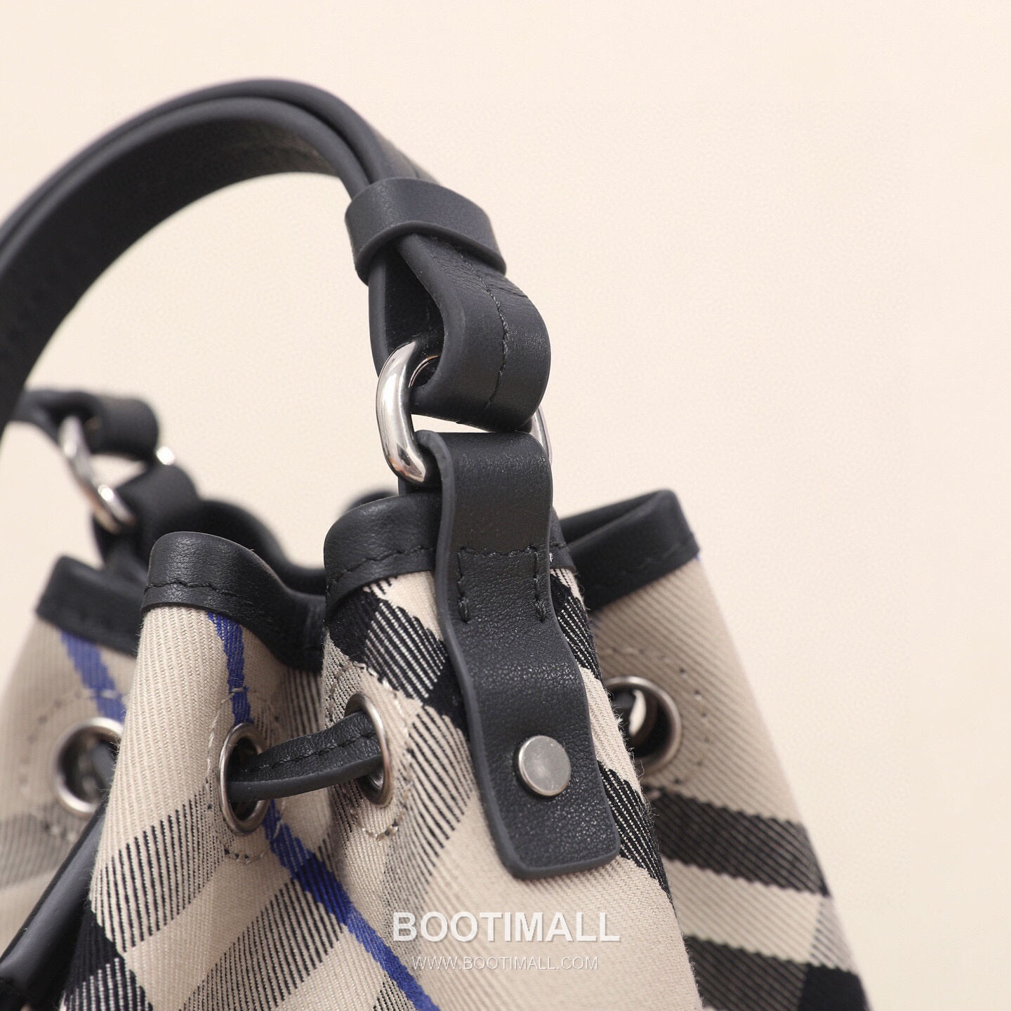 Burberry Lightweight Canvas Crossbody Bucket Bag with Adjustable Strap Detail 버버리 경량 캔버스 크로스바디 버킷백 조절 스트랩 056155 17.5cm 13