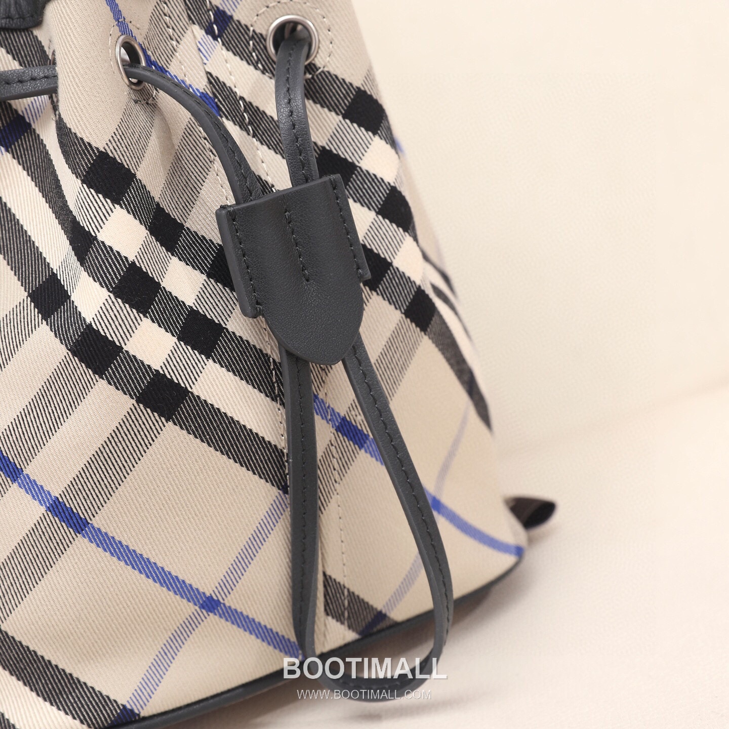 Burberry Lightweight Canvas Crossbody Bucket Bag with Adjustable Strap Detail 버버리 경량 캔버스 크로스바디 버킷백 조절 스트랩 056155 17.5cm 14
