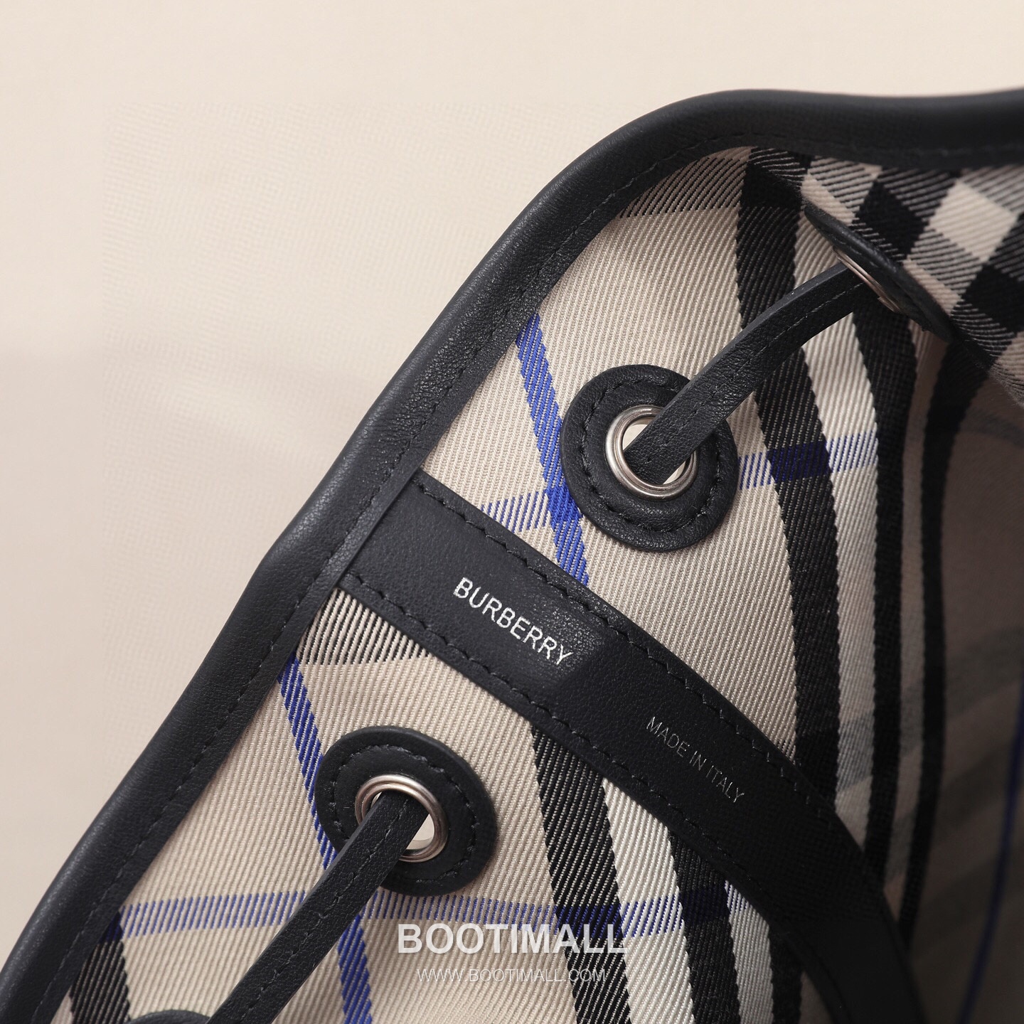 Burberry Lightweight Canvas Crossbody Bucket Bag with Adjustable Strap Detail 버버리 경량 캔버스 크로스바디 버킷백 조절 스트랩 056155 17.5cm 15