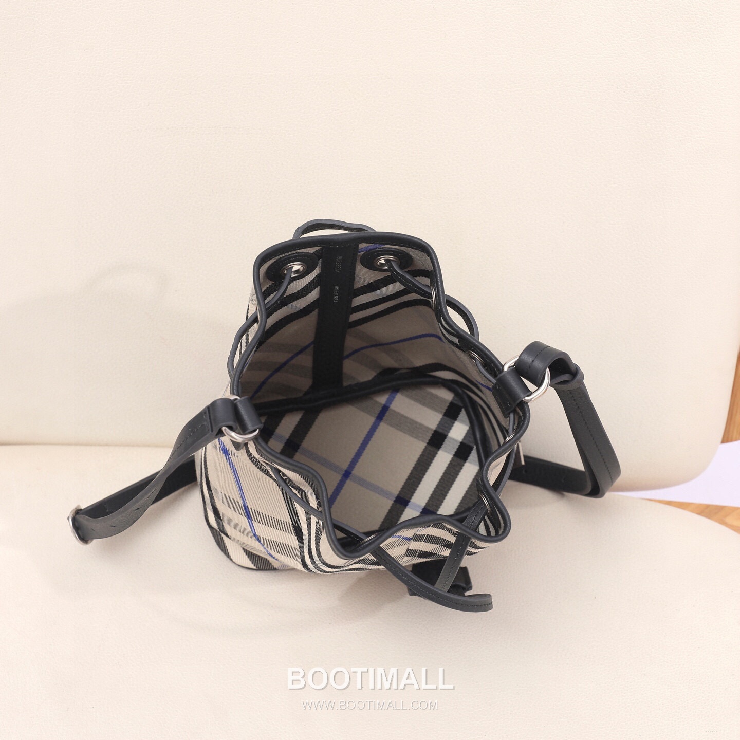 Burberry Lightweight Canvas Crossbody Bucket Bag with Adjustable Strap Detail 버버리 경량 캔버스 크로스바디 버킷백 조절 스트랩 056155 17.5cm 17
