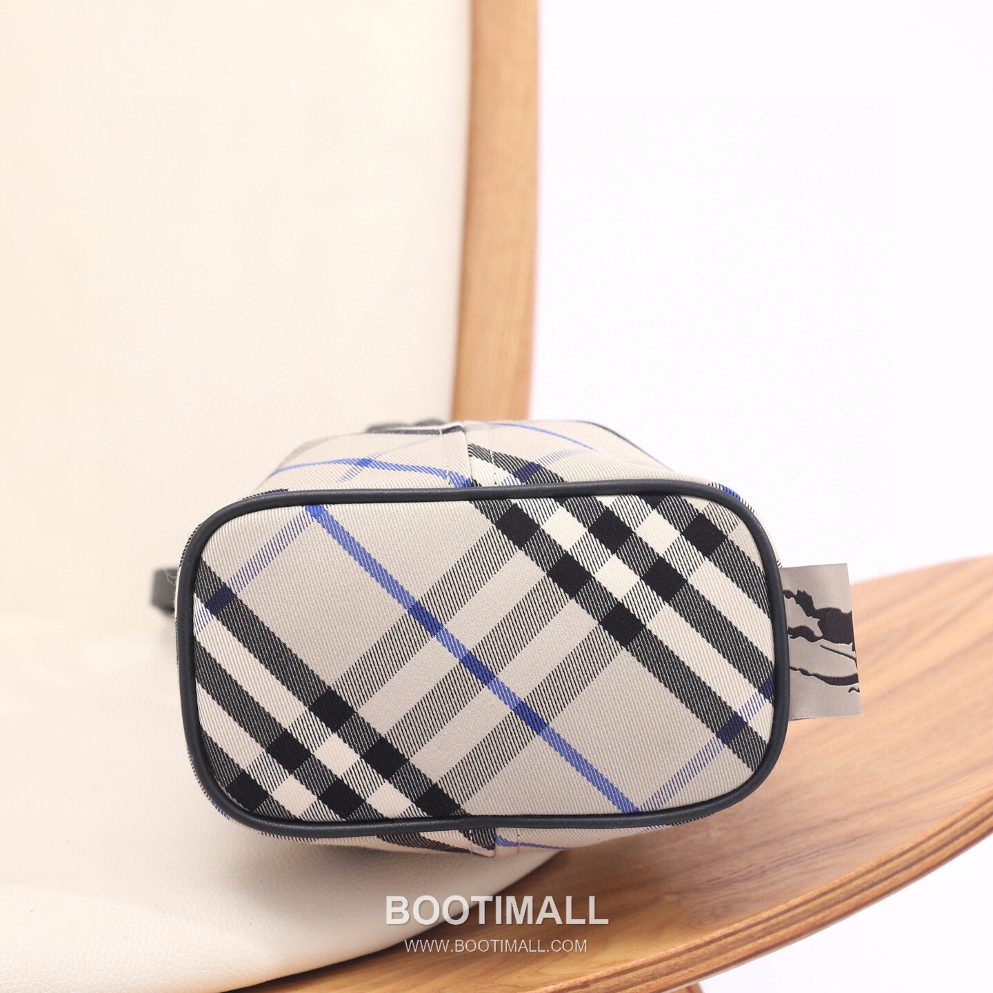 Burberry Lightweight Canvas Crossbody Bucket Bag with Adjustable Strap Detail 버버리 경량 캔버스 크로스바디 버킷백 조절 스트랩 056155 17.5cm 18