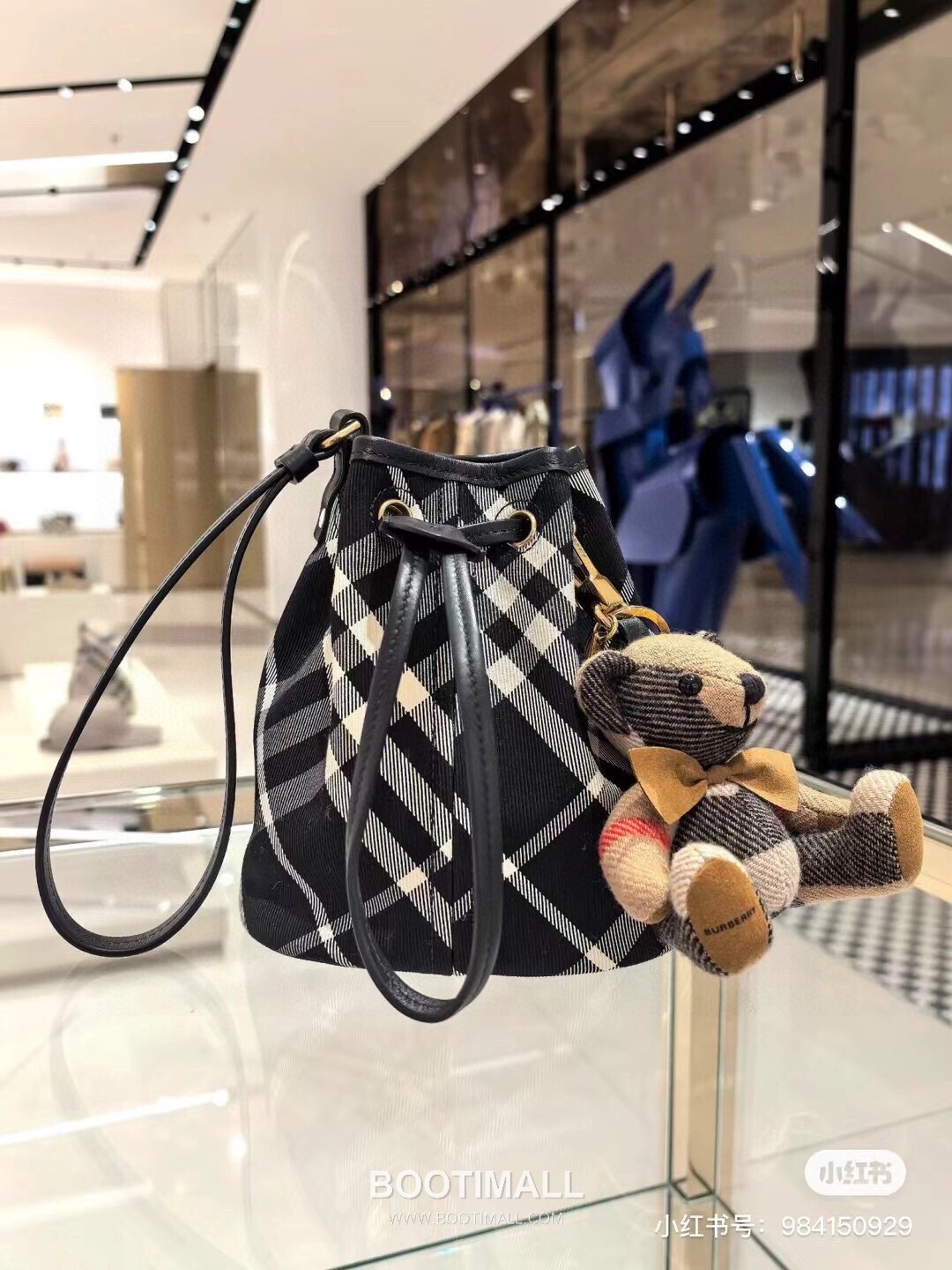 Burberry Lightweight Canvas Crossbody Bucket Bag with Adjustable Strap Detail 버버리 경량 캔버스 크로스바디 버킷백 조절 스트랩 118150 16cm 3