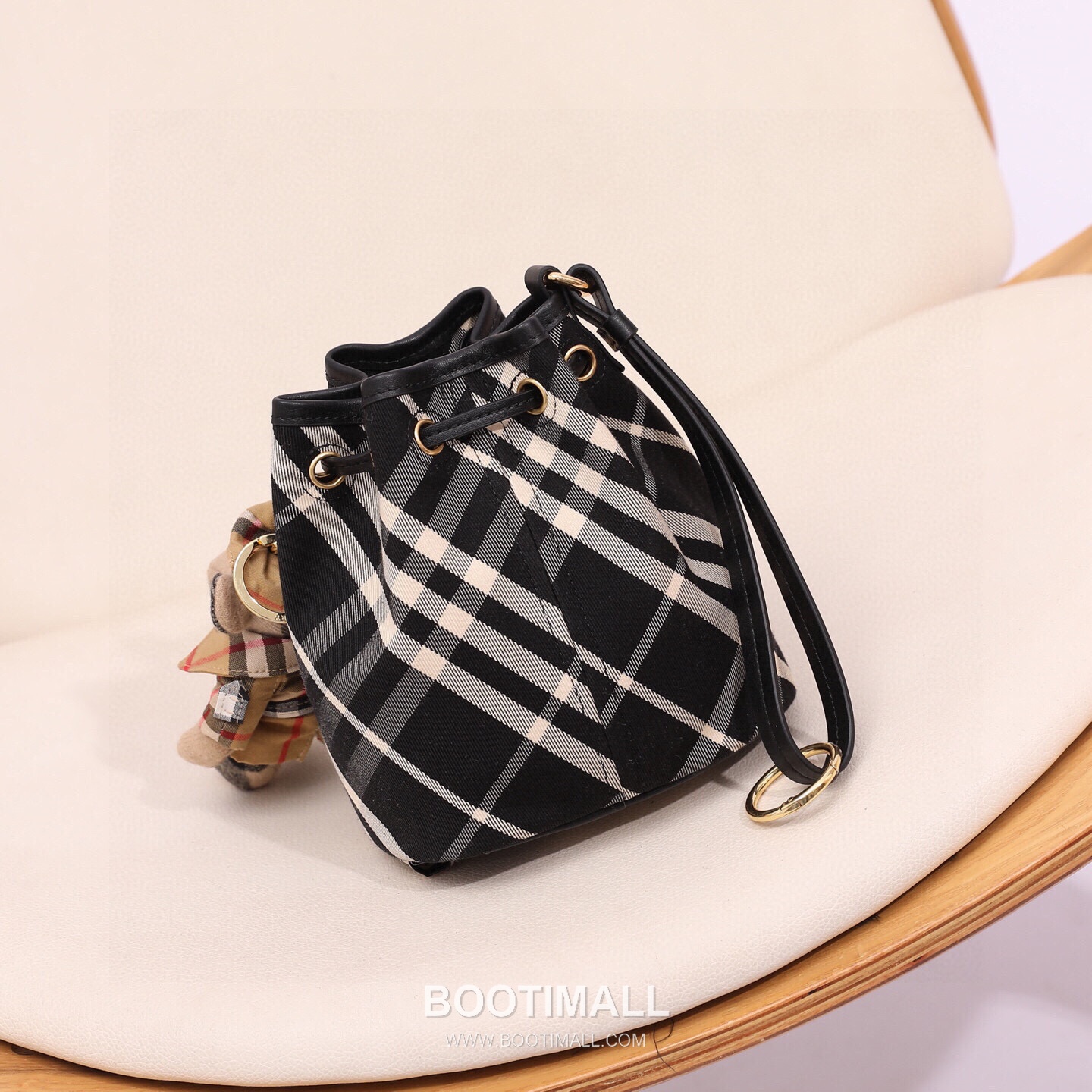 Burberry Lightweight Canvas Crossbody Bucket Bag with Adjustable Strap Detail 버버리 경량 캔버스 크로스바디 버킷백 조절 스트랩 118150 16cm 6