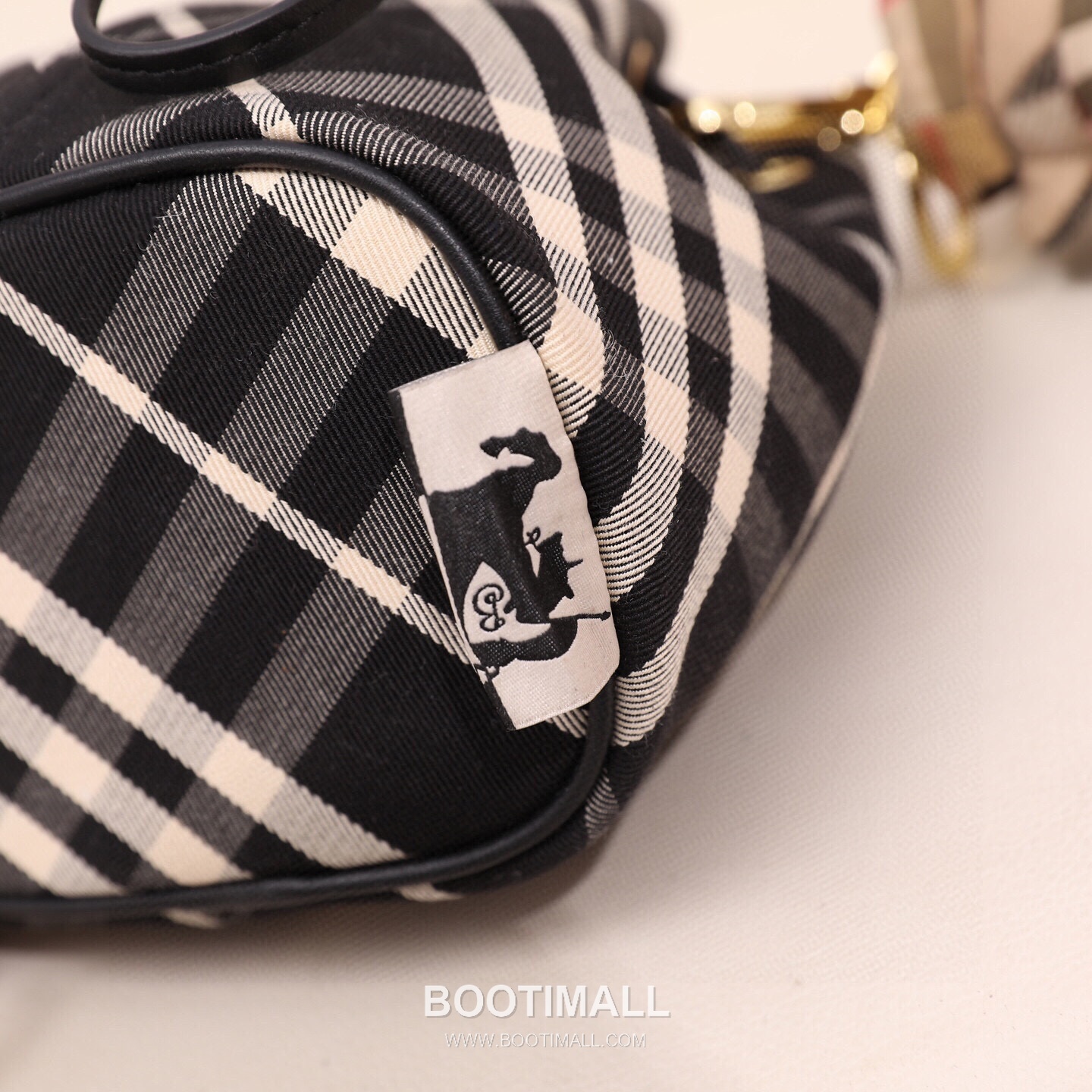 Burberry Lightweight Canvas Crossbody Bucket Bag with Adjustable Strap Detail 버버리 경량 캔버스 크로스바디 버킷백 조절 스트랩 118150 16cm 8