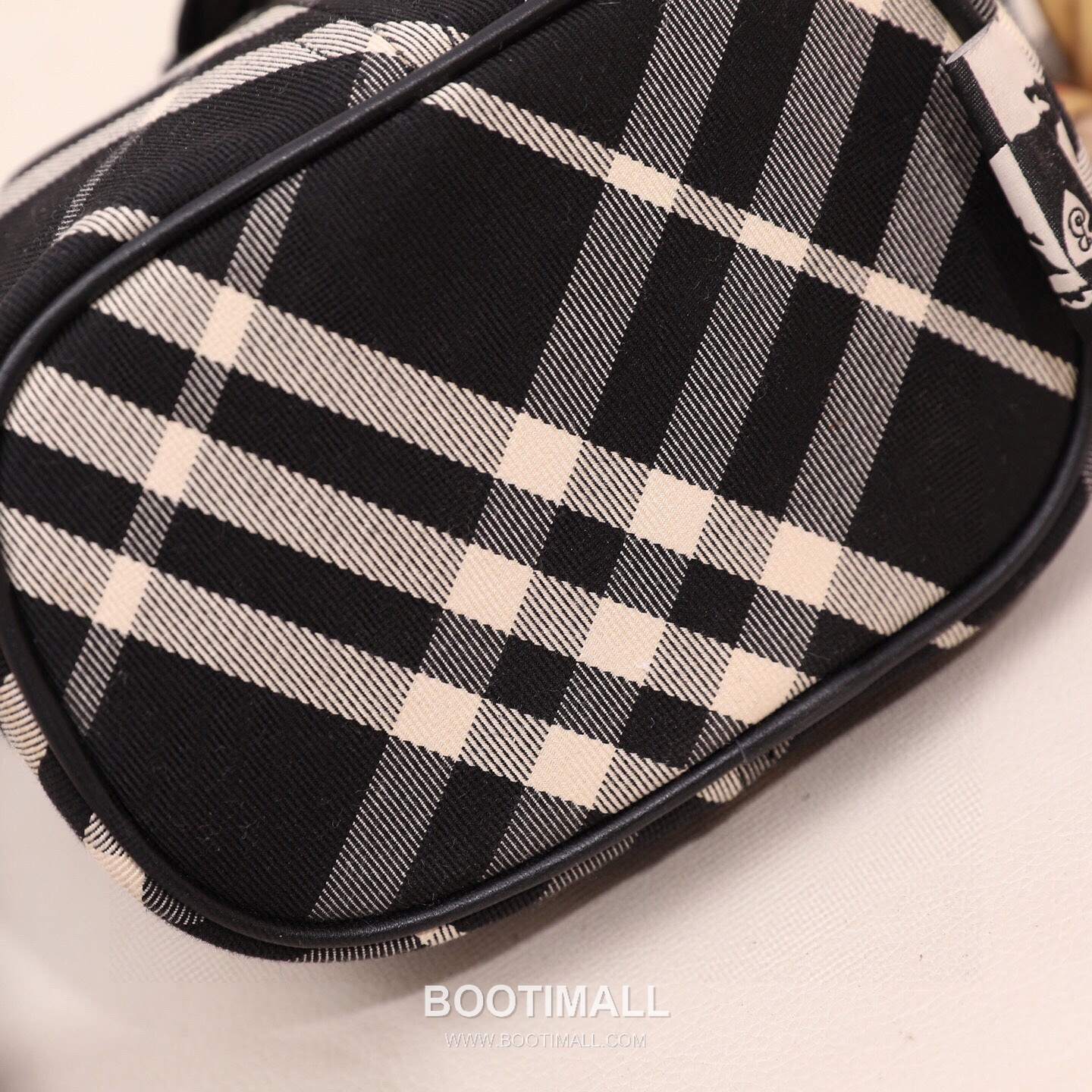 Burberry Lightweight Canvas Crossbody Bucket Bag with Adjustable Strap Detail 버버리 경량 캔버스 크로스바디 버킷백 조절 스트랩 118150 16cm 9