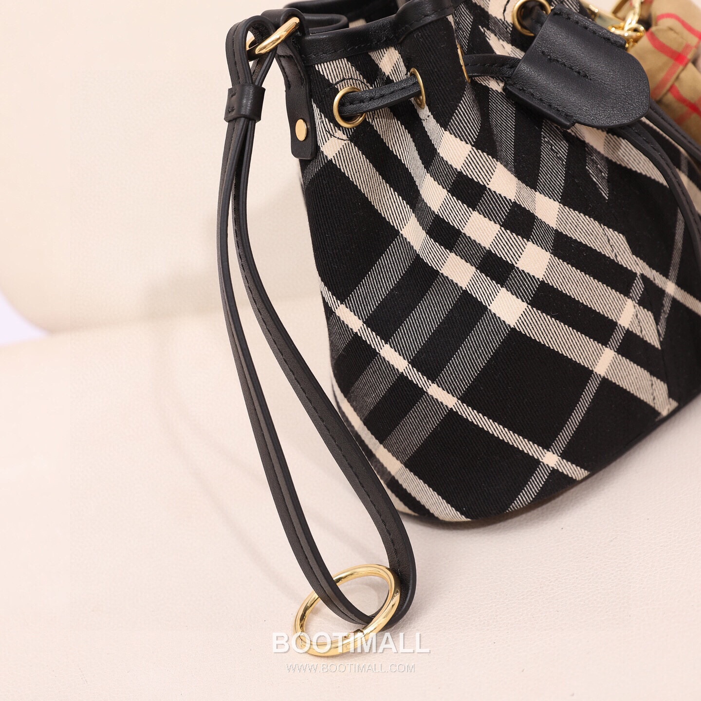 Burberry Lightweight Canvas Crossbody Bucket Bag with Adjustable Strap Detail 버버리 경량 캔버스 크로스바디 버킷백 조절 스트랩 118150 16cm 10