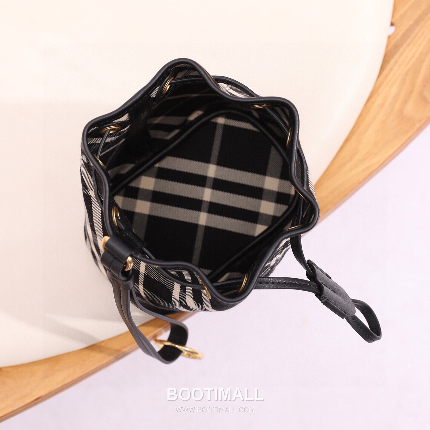 Burberry Lightweight Canvas Crossbody Bucket Bag with Adjustable Strap Detail 버버리 경량 캔버스 크로스바디 버킷백 조절 스트랩 118150 16cm 11