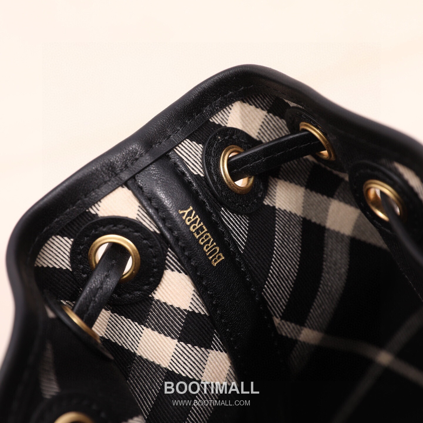 Burberry Lightweight Canvas Crossbody Bucket Bag with Adjustable Strap Detail 버버리 경량 캔버스 크로스바디 버킷백 조절 스트랩 118150 16cm 12