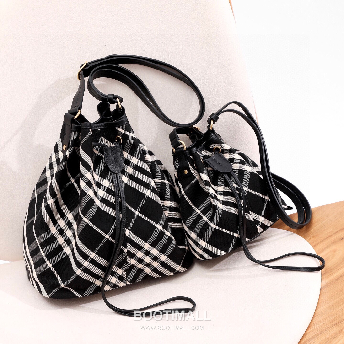 Burberry Lightweight Canvas Crossbody Bucket Bag with Adjustable Strap Detail 버버리 경량 캔버스 크로스바디 버킷백 조절 스트랩 118150 16cm 3