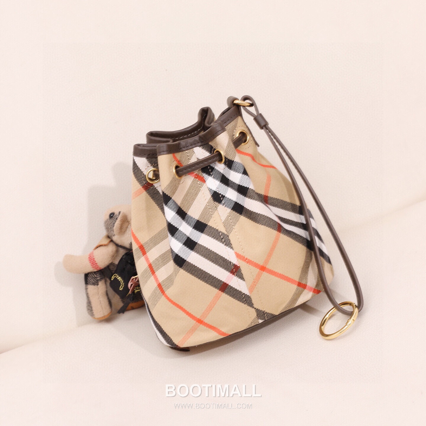 Burberry Lightweight Canvas Crossbody Bucket Bag with Adjustable Strap Detail 버버리 경량 캔버스 크로스바디 버킷백 조절 스트랩 118150 16cm 7