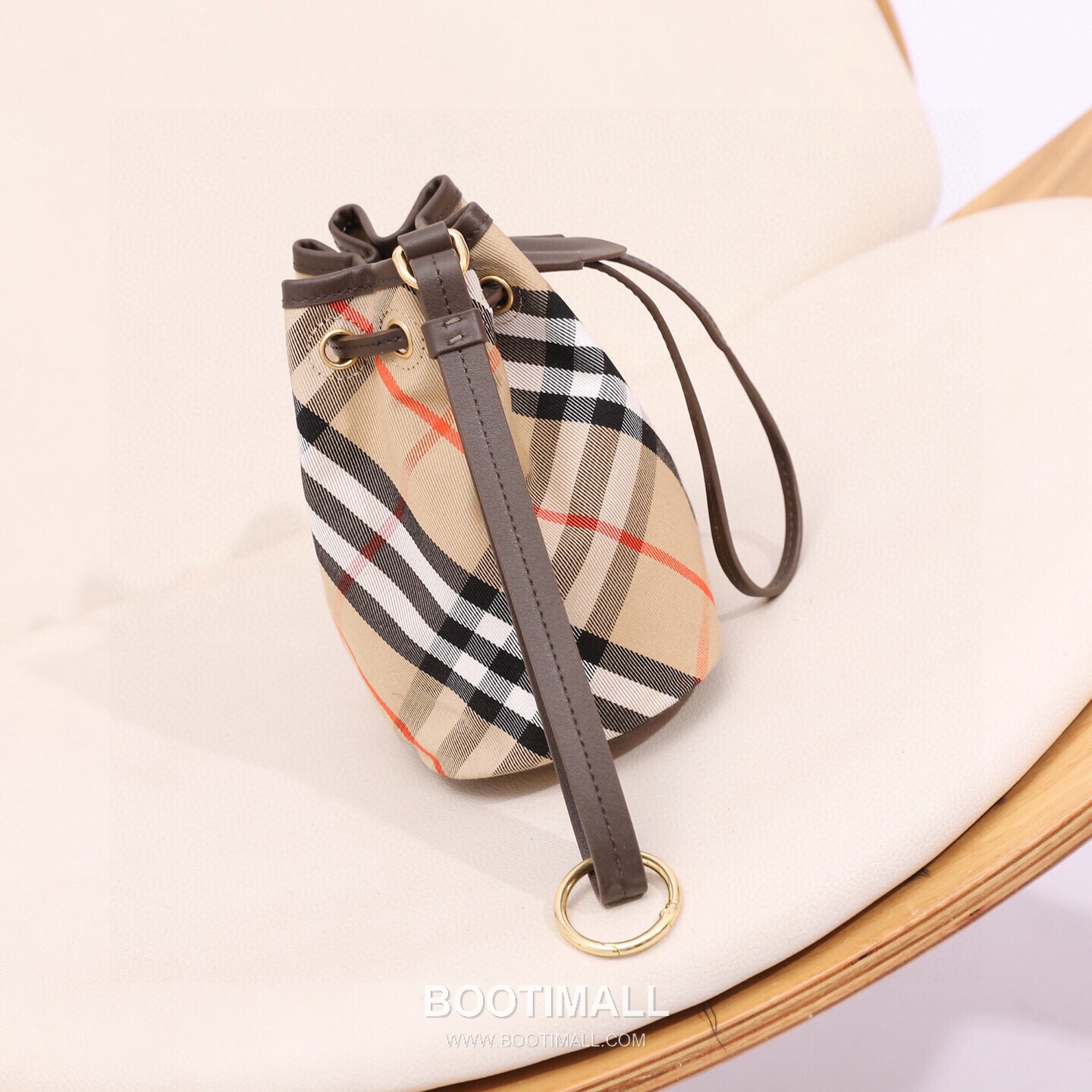 Burberry Lightweight Canvas Crossbody Bucket Bag with Adjustable Strap Detail 버버리 경량 캔버스 크로스바디 버킷백 조절 스트랩 118150 16cm 8