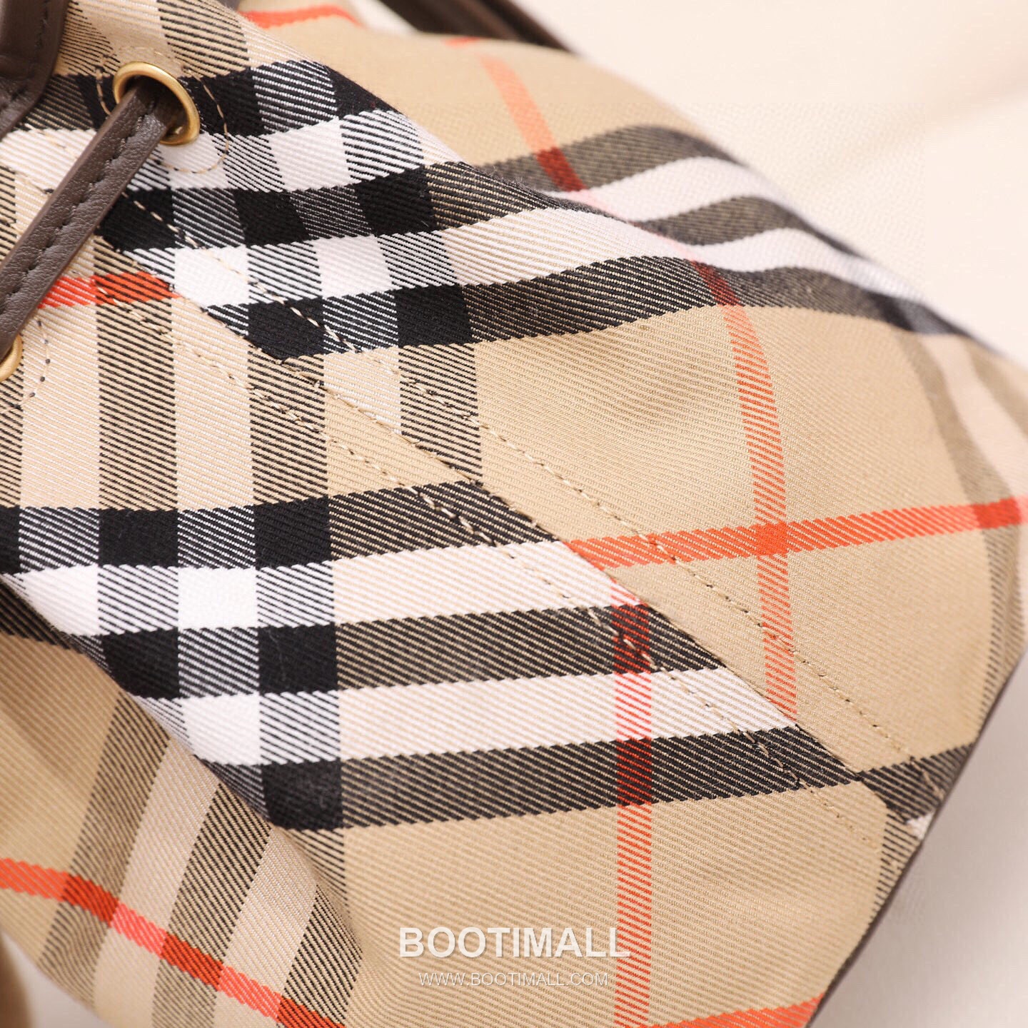 Burberry Lightweight Canvas Crossbody Bucket Bag with Adjustable Strap Detail 버버리 경량 캔버스 크로스바디 버킷백 조절 스트랩 118150 16cm 9