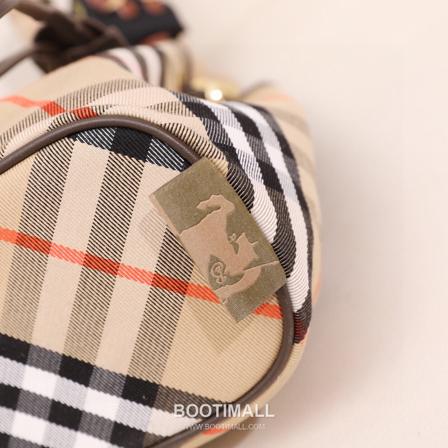 Burberry Lightweight Canvas Crossbody Bucket Bag with Adjustable Strap Detail 버버리 경량 캔버스 크로스바디 버킷백 조절 스트랩 118150 16cm 11