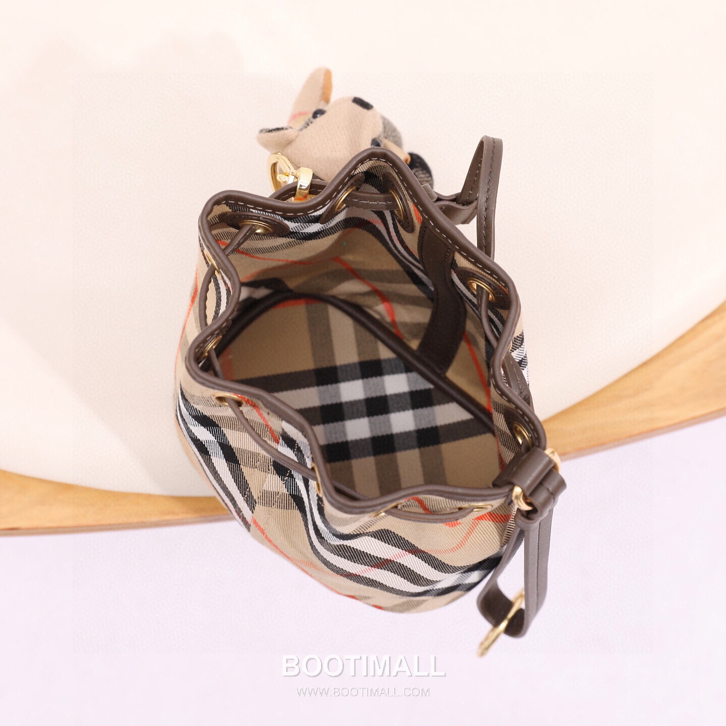 Burberry Lightweight Canvas Crossbody Bucket Bag with Adjustable Strap Detail 버버리 경량 캔버스 크로스바디 버킷백 조절 스트랩 118150 16cm 12