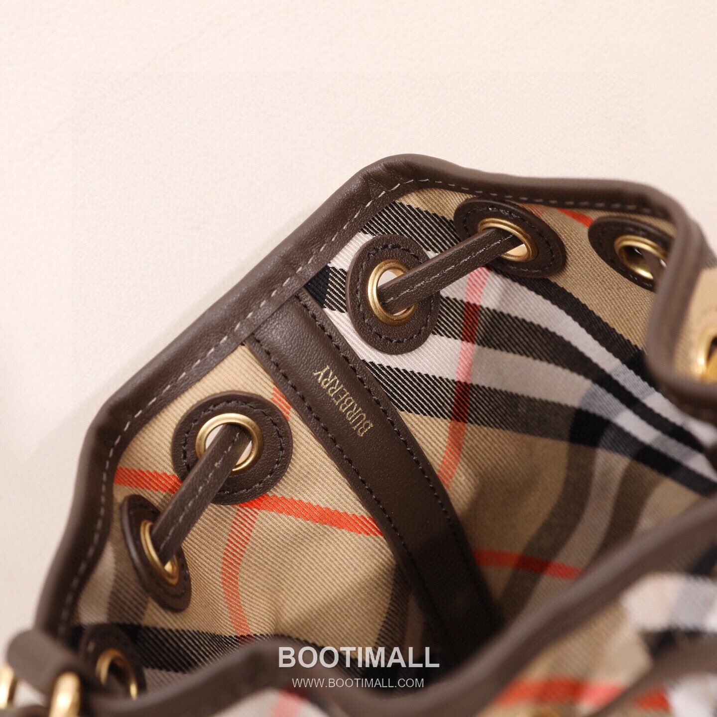 Burberry Lightweight Canvas Crossbody Bucket Bag with Adjustable Strap Detail 버버리 경량 캔버스 크로스바디 버킷백 조절 스트랩 118150 16cm 13