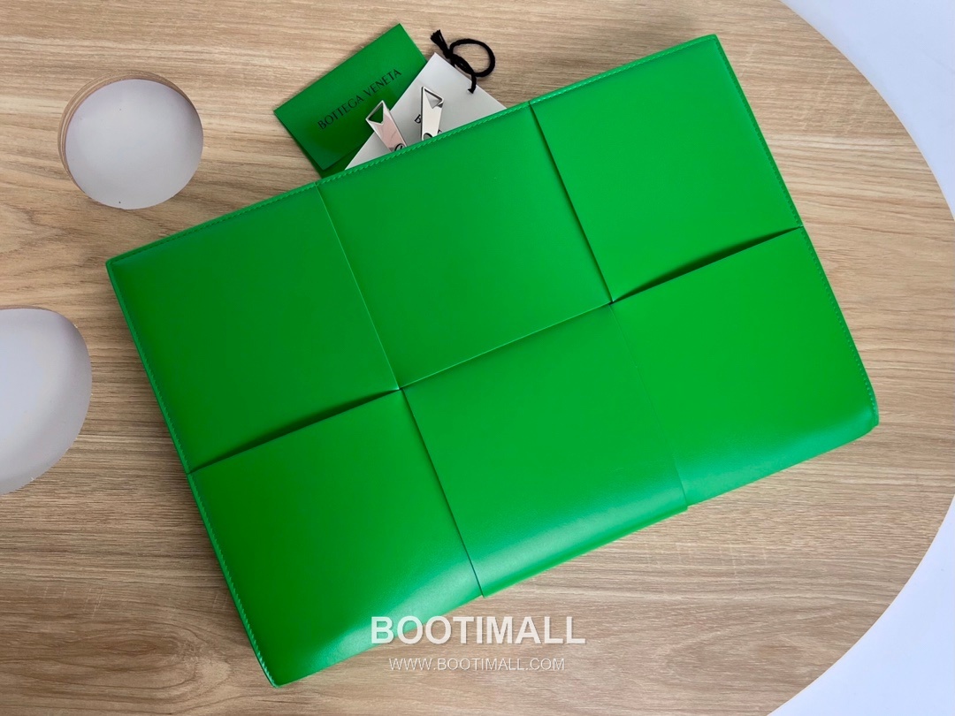 Bottega Veneta Intrecciato Leather Clutch Pouch Bag with Oversized Weave Detail 보테가베네타 인트레치아토 가죽 클러치 파우치백 오버사이즈 위빙 36cm 1