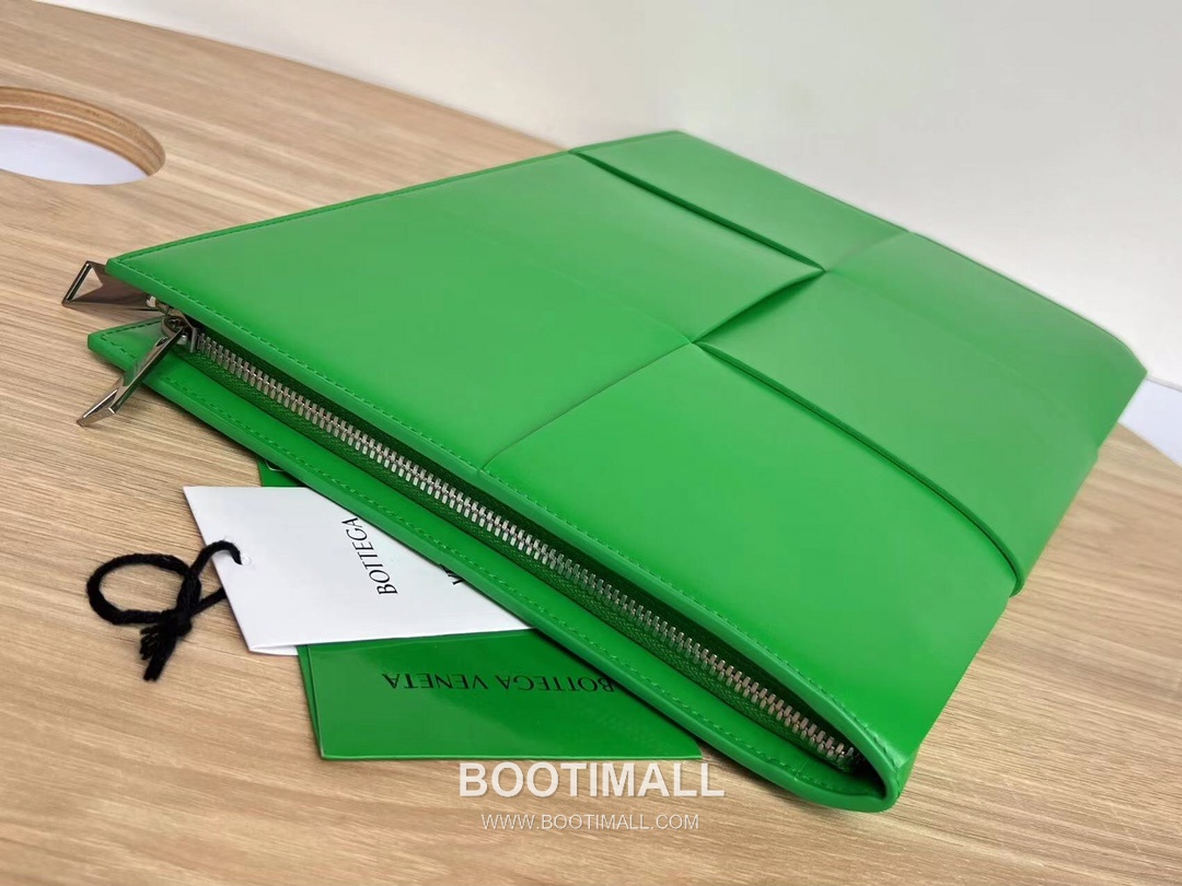 Bottega Veneta Intrecciato Leather Clutch Pouch Bag with Oversized Weave Detail 보테가베네타 인트레치아토 가죽 클러치 파우치백 오버사이즈 위빙 36cm 2