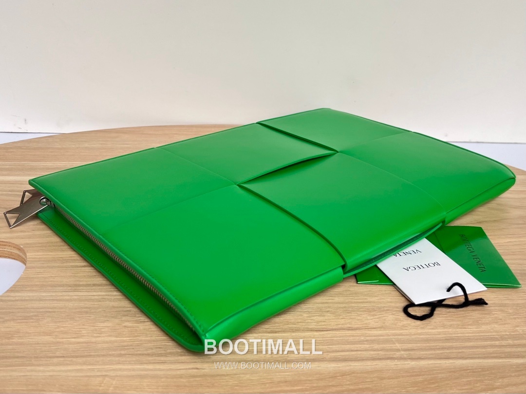 Bottega Veneta Intrecciato Leather Clutch Pouch Bag with Oversized Weave Detail 보테가베네타 인트레치아토 가죽 클러치 파우치백 오버사이즈 위빙 36cm 3