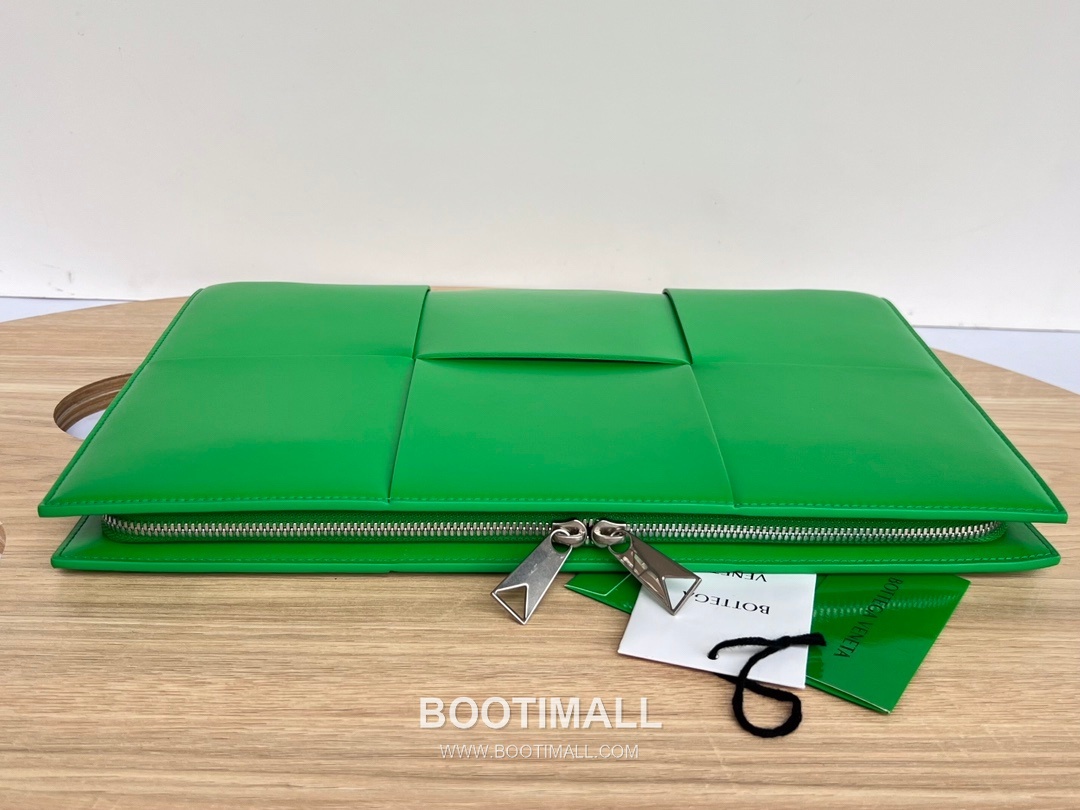 Bottega Veneta Intrecciato Leather Clutch Pouch Bag with Oversized Weave Detail 보테가베네타 인트레치아토 가죽 클러치 파우치백 오버사이즈 위빙 36cm 4