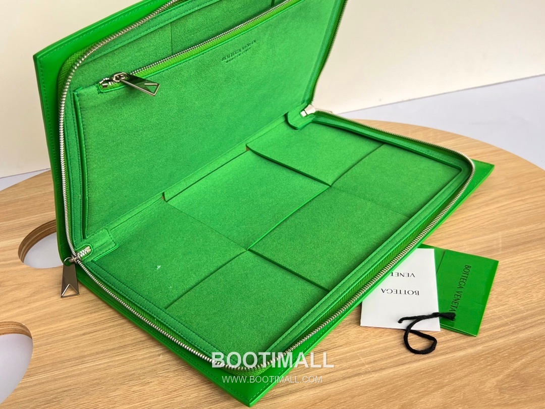 Bottega Veneta Intrecciato Leather Clutch Pouch Bag with Oversized Weave Detail 보테가베네타 인트레치아토 가죽 클러치 파우치백 오버사이즈 위빙 36cm 5