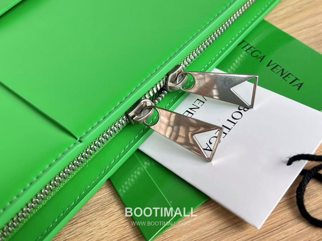 Bottega Veneta Intrecciato Leather Clutch Pouch Bag with Oversized Weave Detail 보테가베네타 인트레치아토 가죽 클러치 파우치백 오버사이즈 위빙 36cm 6