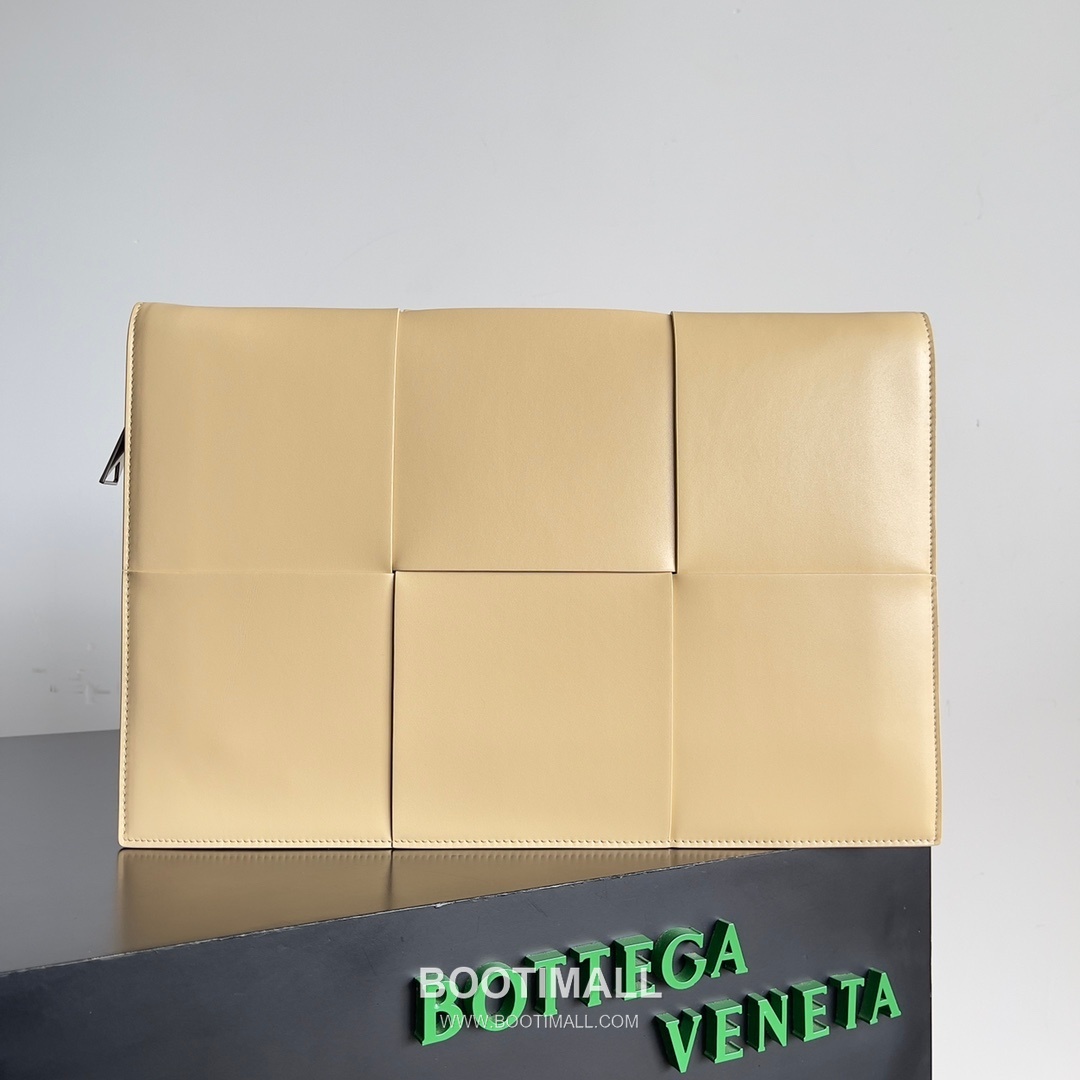 Bottega Veneta Intrecciato Leather Clutch Pouch Bag with Oversized Weave Detail 보테가베네타 인트레치아토 가죽 클러치 파우치백 오버사이즈 위빙 36cm 1