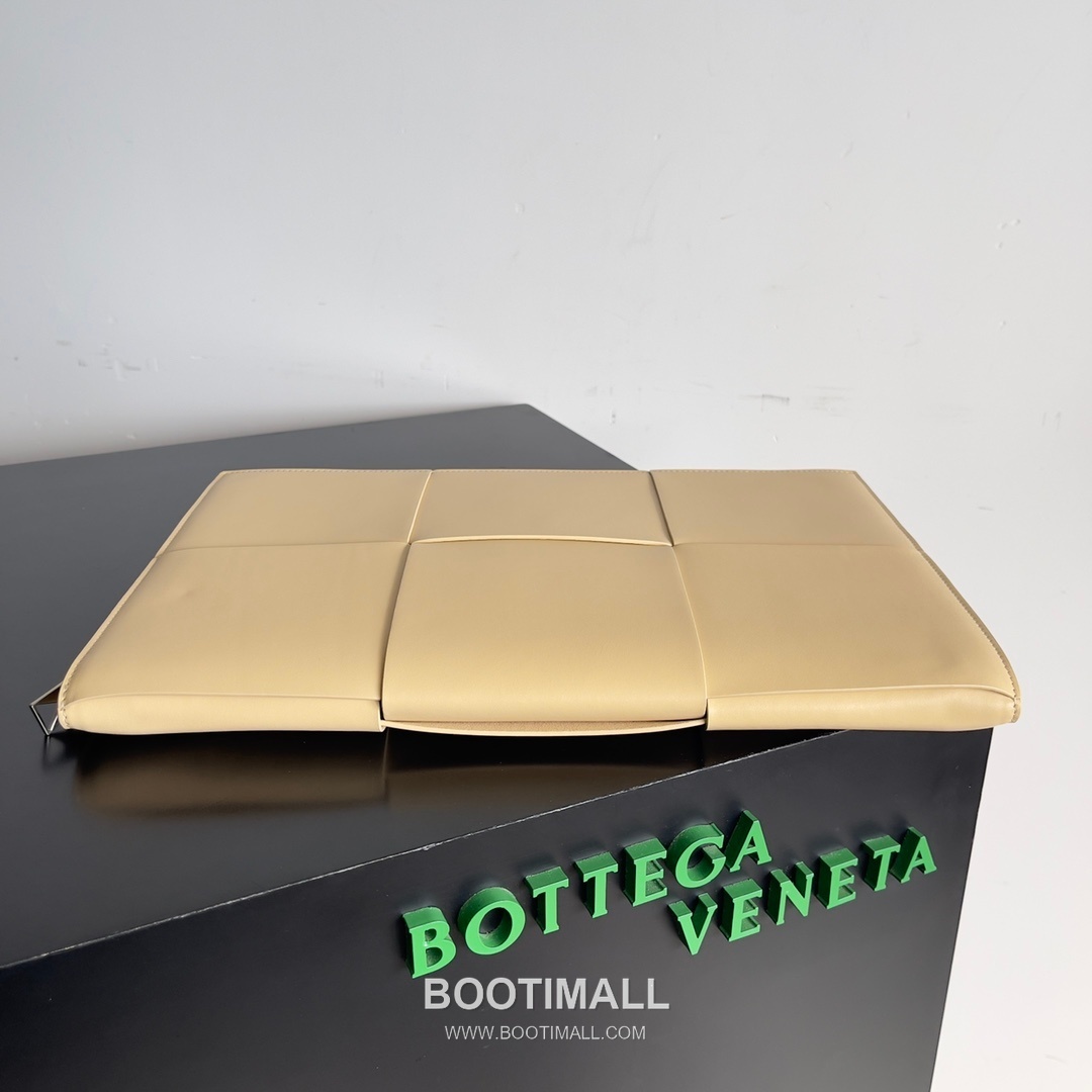 Bottega Veneta Intrecciato Leather Clutch Pouch Bag with Oversized Weave Detail 보테가베네타 인트레치아토 가죽 클러치 파우치백 오버사이즈 위빙 36cm 2