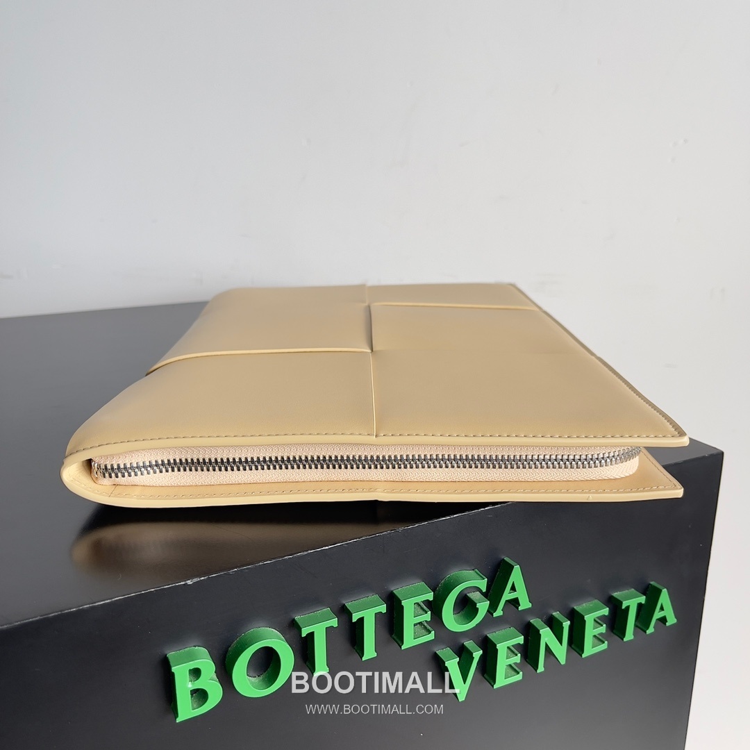 Bottega Veneta Intrecciato Leather Clutch Pouch Bag with Oversized Weave Detail 보테가베네타 인트레치아토 가죽 클러치 파우치백 오버사이즈 위빙 36cm 3