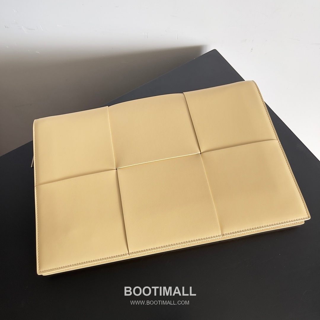 Bottega Veneta Intrecciato Leather Clutch Pouch Bag with Oversized Weave Detail 보테가베네타 인트레치아토 가죽 클러치 파우치백 오버사이즈 위빙 36cm 4