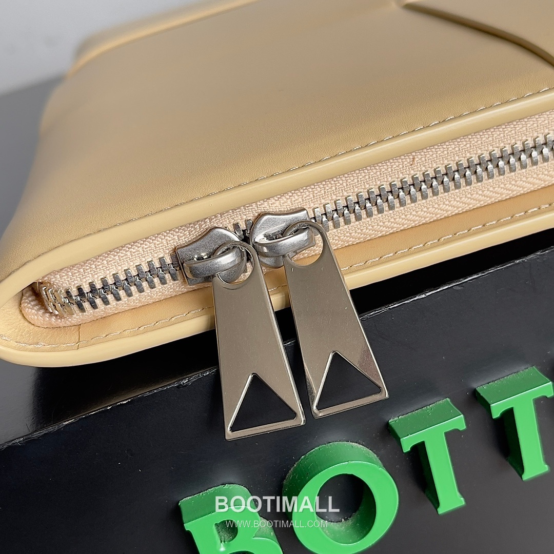 Bottega Veneta Intrecciato Leather Clutch Pouch Bag with Oversized Weave Detail 보테가베네타 인트레치아토 가죽 클러치 파우치백 오버사이즈 위빙 36cm 5