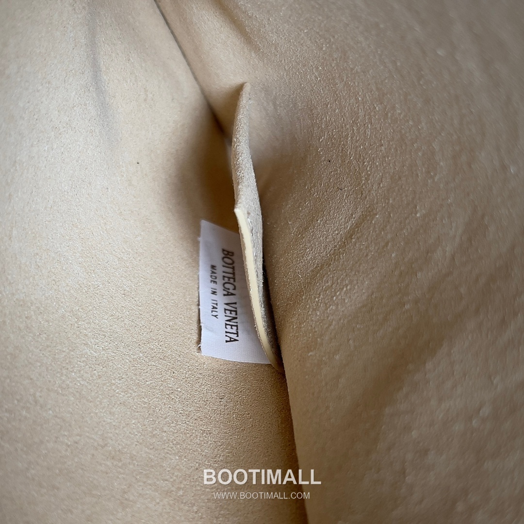 Bottega Veneta Intrecciato Leather Clutch Pouch Bag with Oversized Weave Detail 보테가베네타 인트레치아토 가죽 클러치 파우치백 오버사이즈 위빙 36cm 6