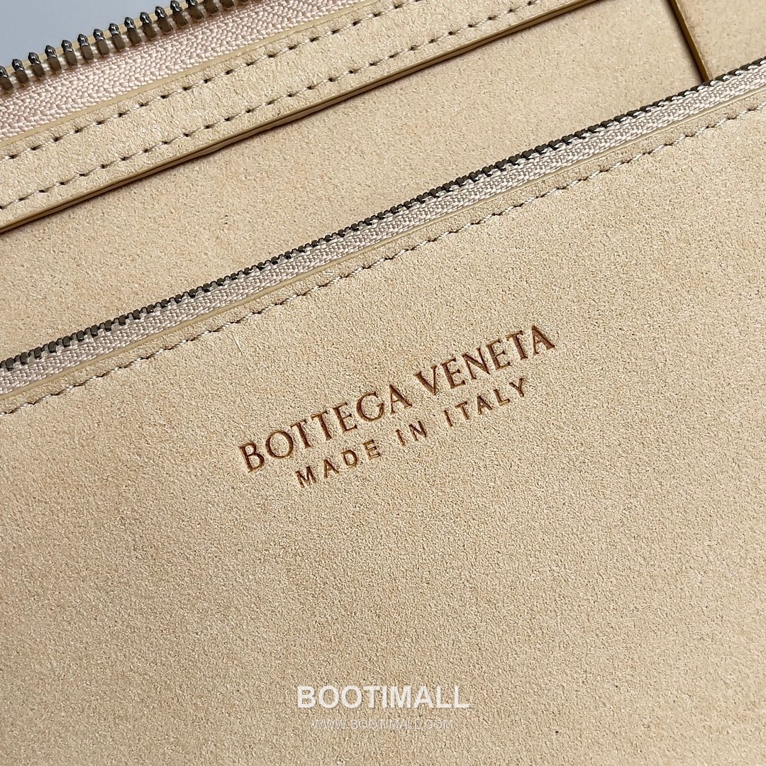 Bottega Veneta Intrecciato Leather Clutch Pouch Bag with Oversized Weave Detail 보테가베네타 인트레치아토 가죽 클러치 파우치백 오버사이즈 위빙 36cm 7