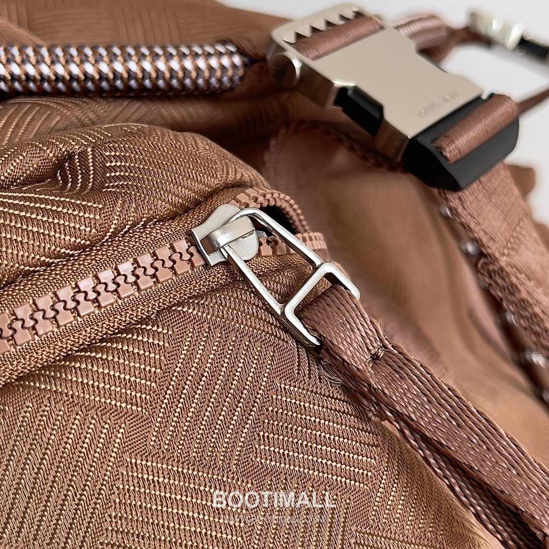 Prada Alto Jacquard Nylon Backpack with Lightweight Outdoor Design 프라다 알토 자카드 나일론 백팩 경량 아웃도어 42cm 5