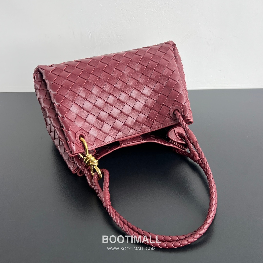 Bottega Veneta Andiamo Intrecciato Leather Parachute Shoulder Bag with Brass Knot Detail 보테가베네타 안디아모 인트레치아토 가죽 파라슈트 숄더백 황동 매듭 29.5cm 2