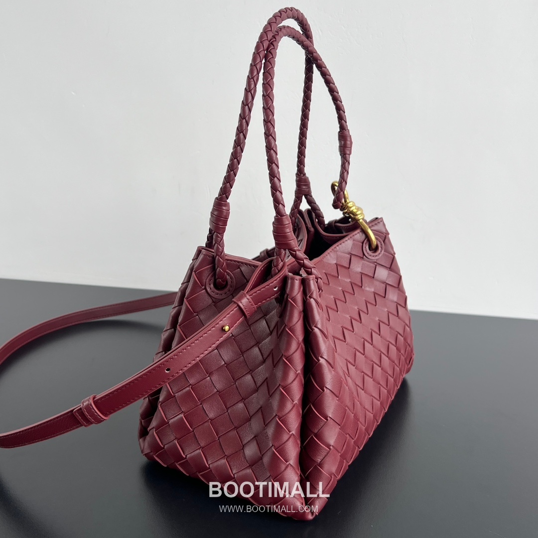 Bottega Veneta Andiamo Intrecciato Leather Parachute Shoulder Bag with Brass Knot Detail 보테가베네타 안디아모 인트레치아토 가죽 파라슈트 숄더백 황동 매듭 29.5cm 3