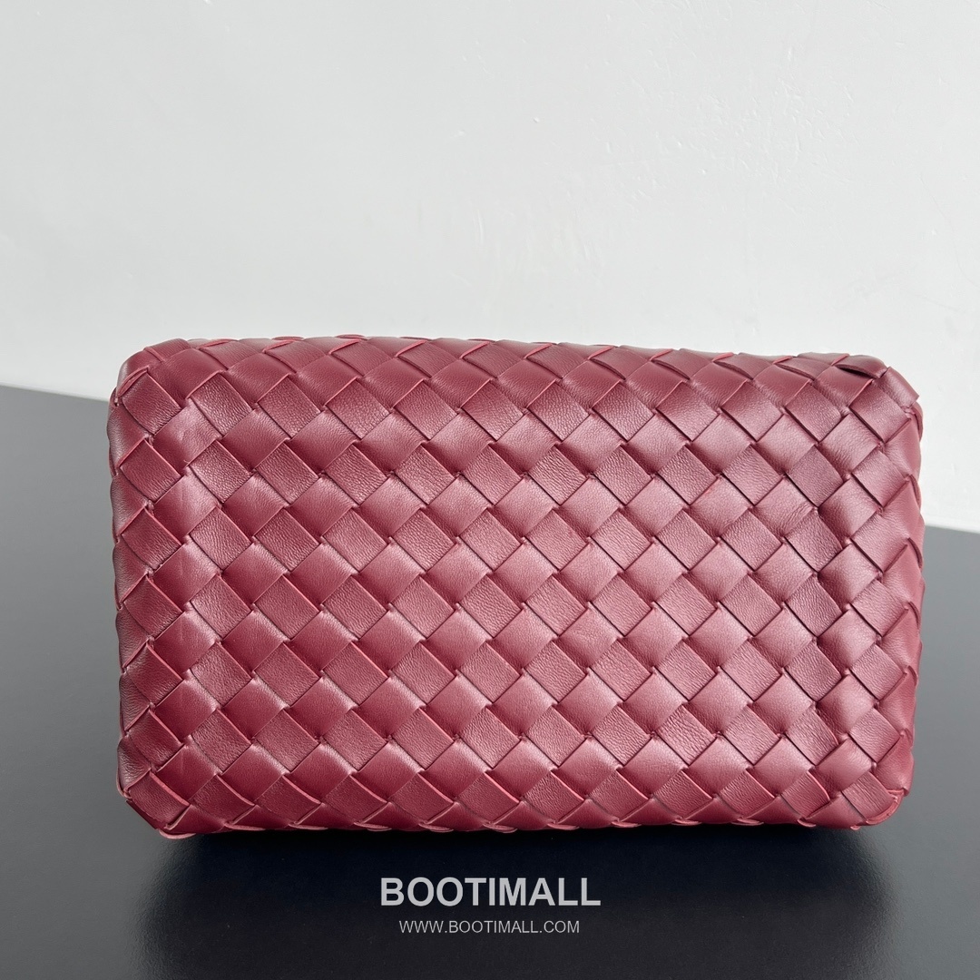 Bottega Veneta Andiamo Intrecciato Leather Parachute Shoulder Bag with Brass Knot Detail 보테가베네타 안디아모 인트레치아토 가죽 파라슈트 숄더백 황동 매듭 29.5cm 4