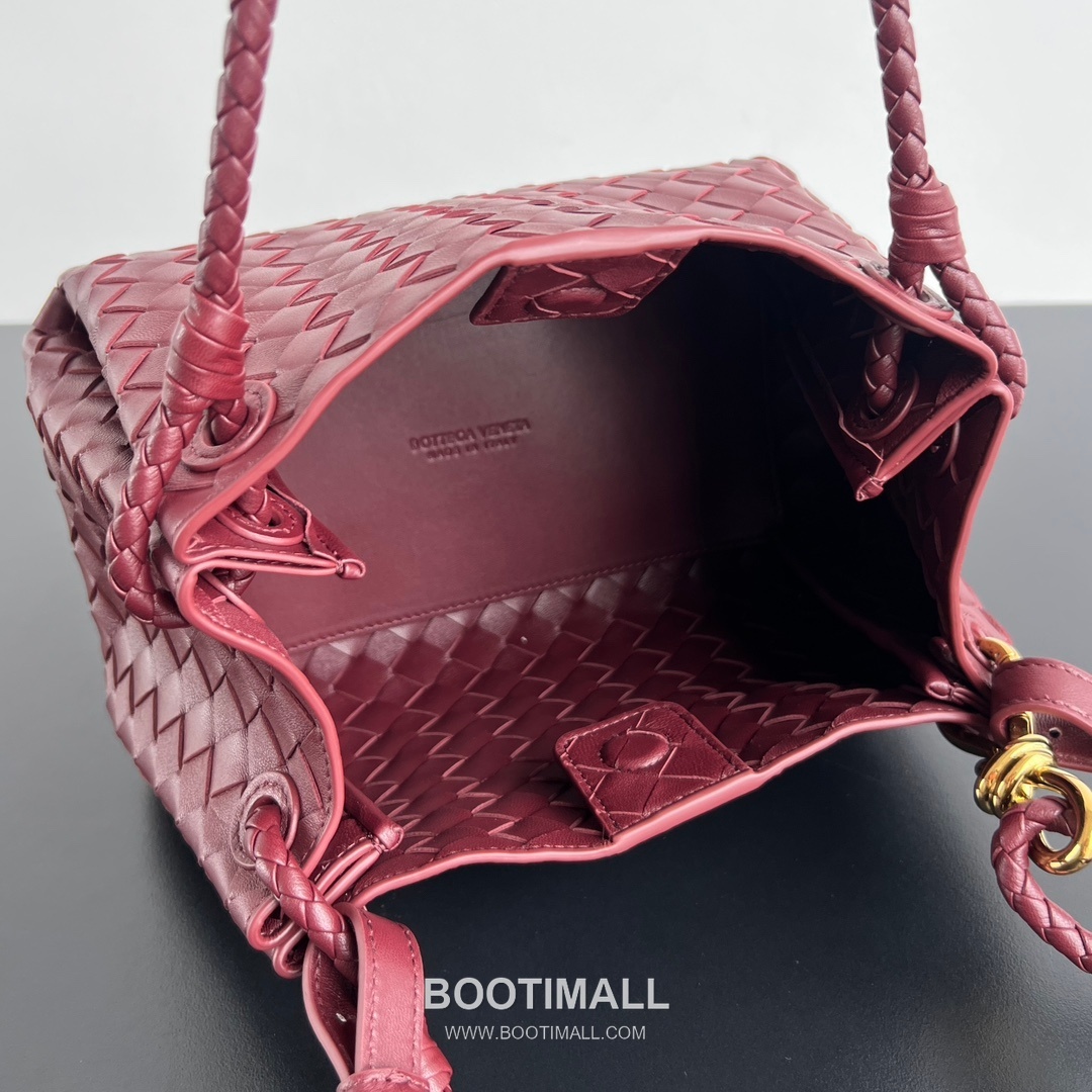Bottega Veneta Andiamo Intrecciato Leather Parachute Shoulder Bag with Brass Knot Detail 보테가베네타 안디아모 인트레치아토 가죽 파라슈트 숄더백 황동 매듭 29.5cm 7